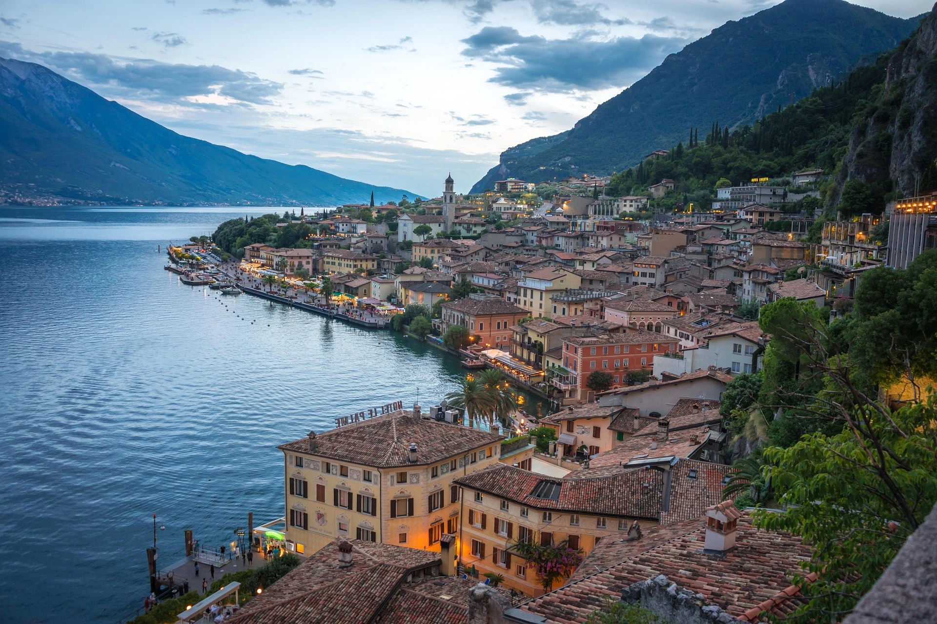 Hamnen vid sjön i Italien