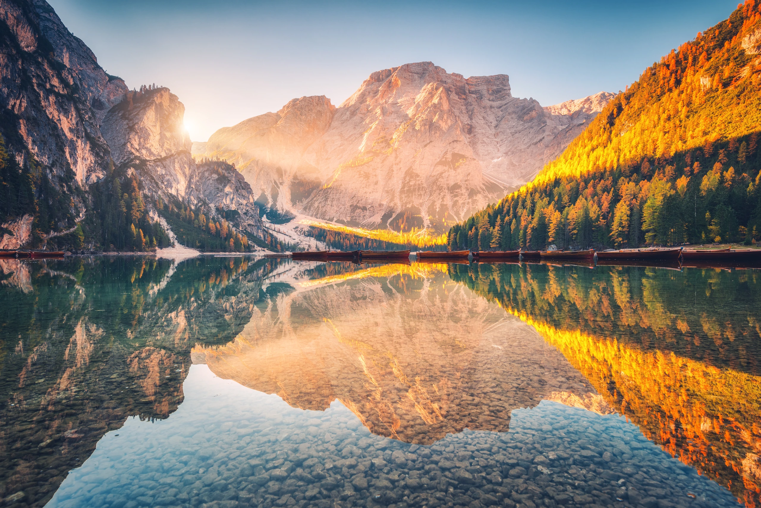 Braies sjön vid soluppgången, Dolomiterna, Italien