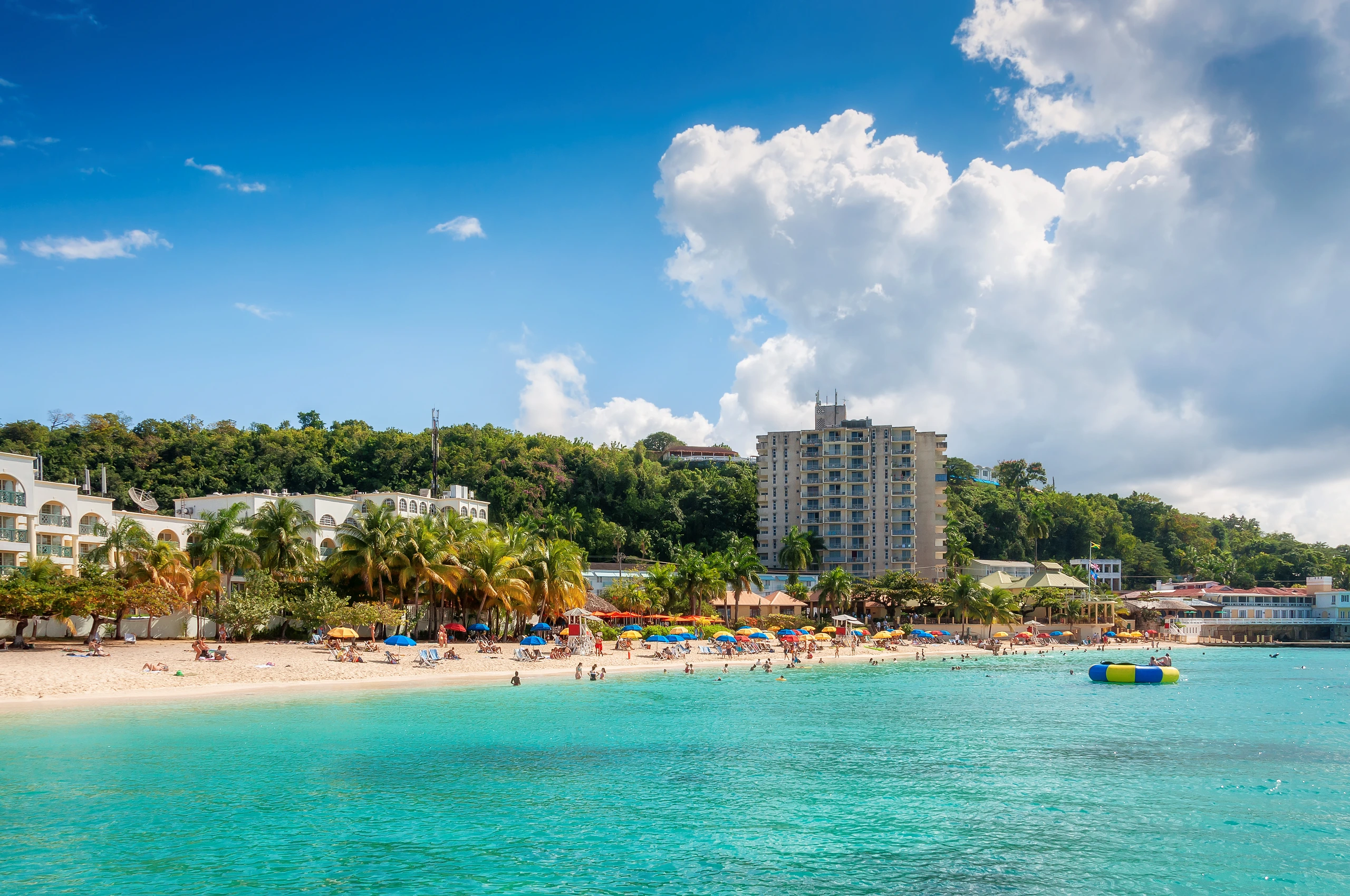 Strand och turkost hav i Montego Bay, Jamaica