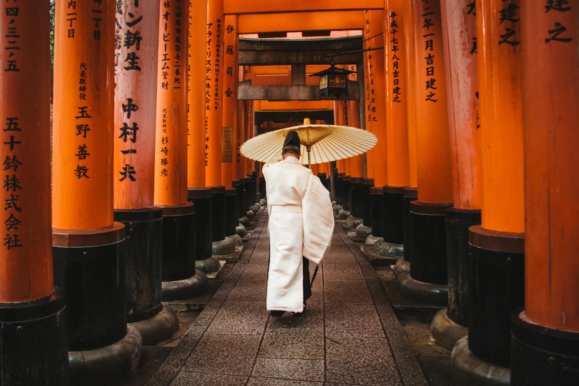 Man med paraply i Japan