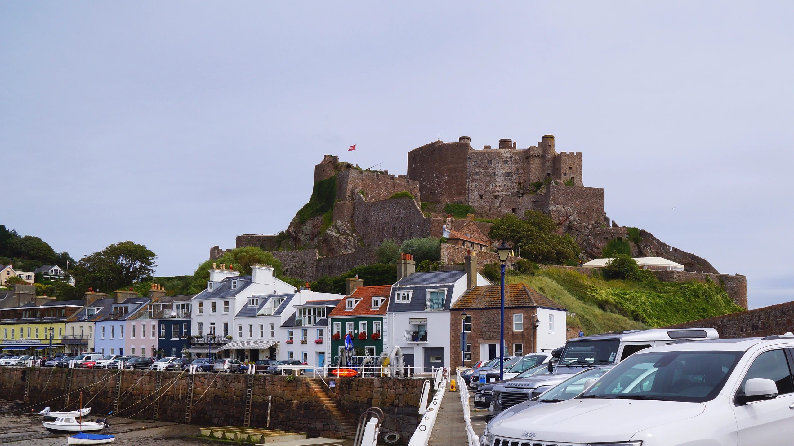 Gorey by med hamn och Mont Orgueil Castle, Jersey