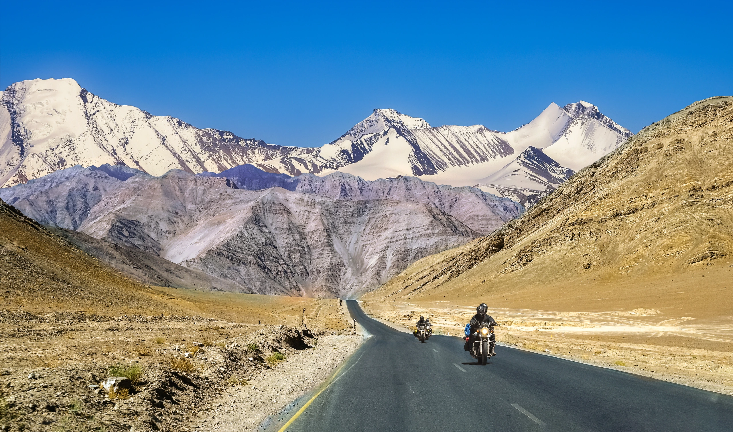 Cyklister på väg i Ladakh, Indien, Kashmir