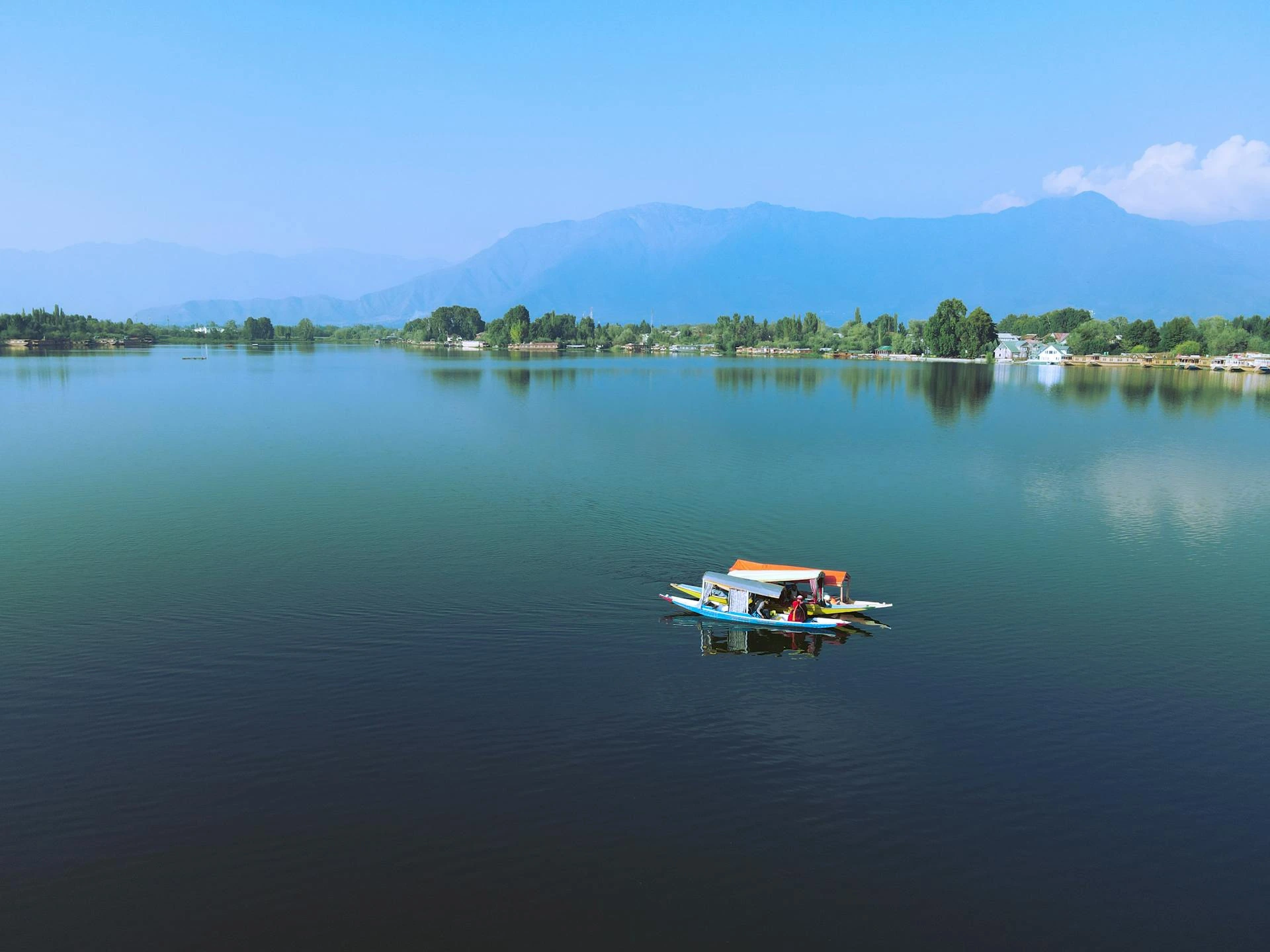 Båtar vid Nigeen Lake, Kashmir