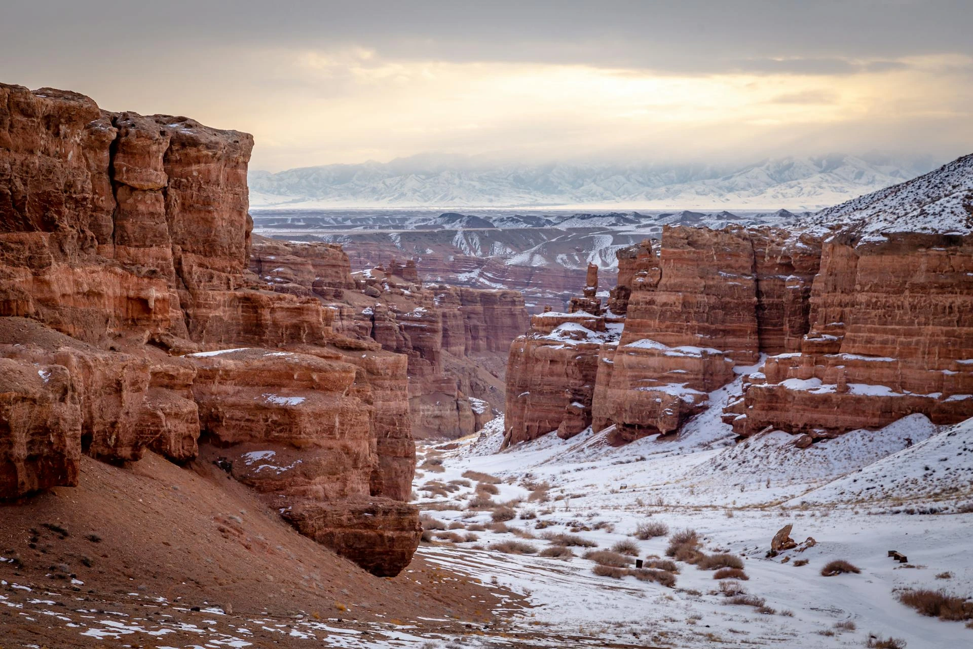 Snö i canyon i Kazakstan