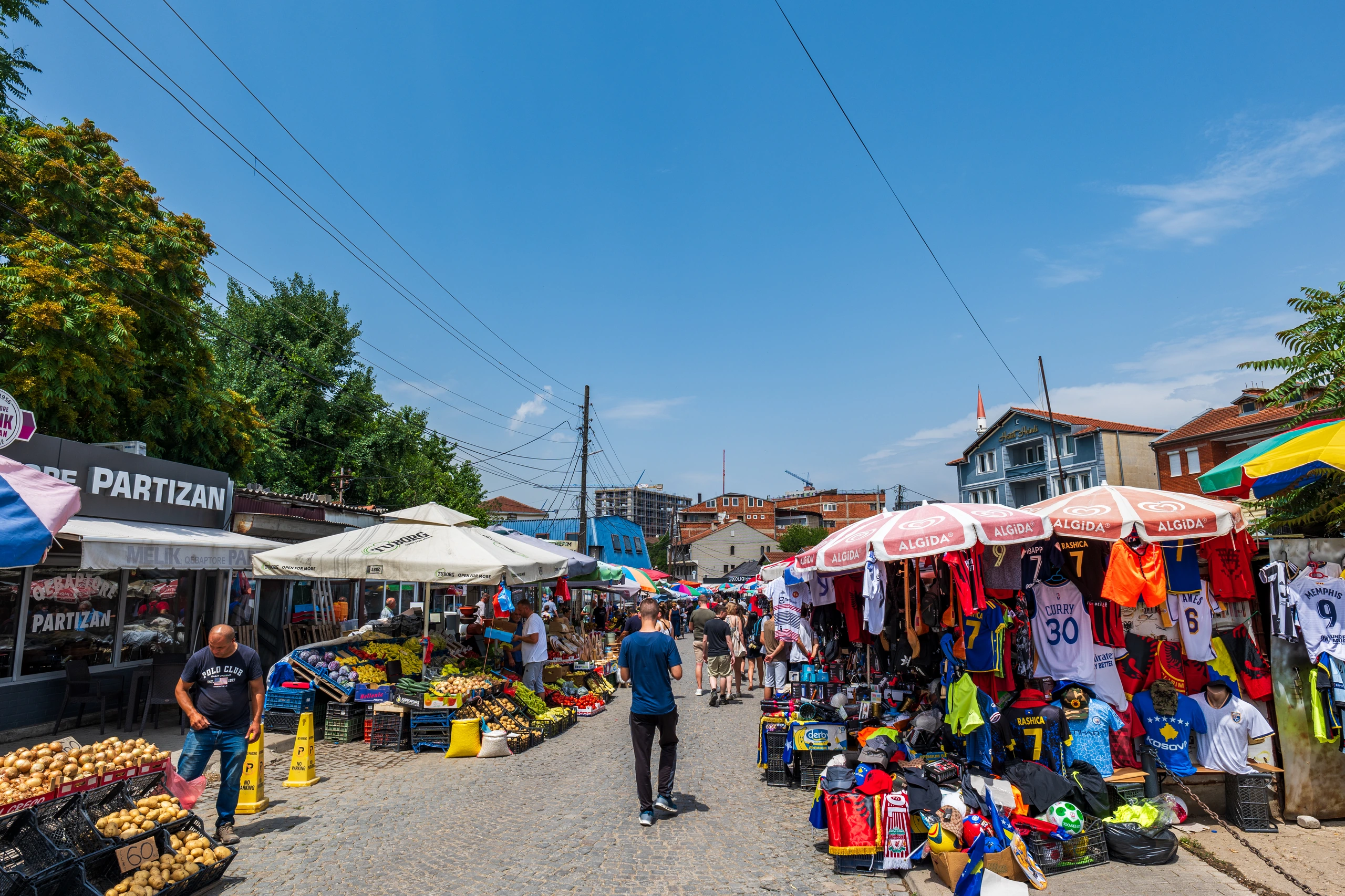 Gatumarknad i Pristina, Kosovo