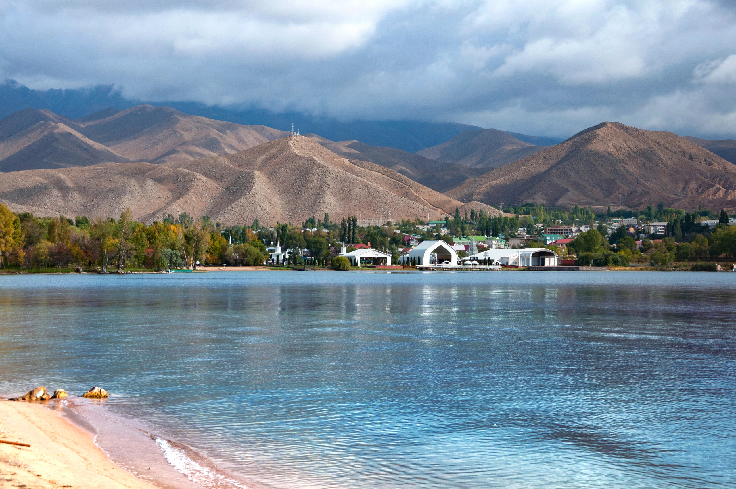 Issyk-Kul sjö och strand i Kirgizistan