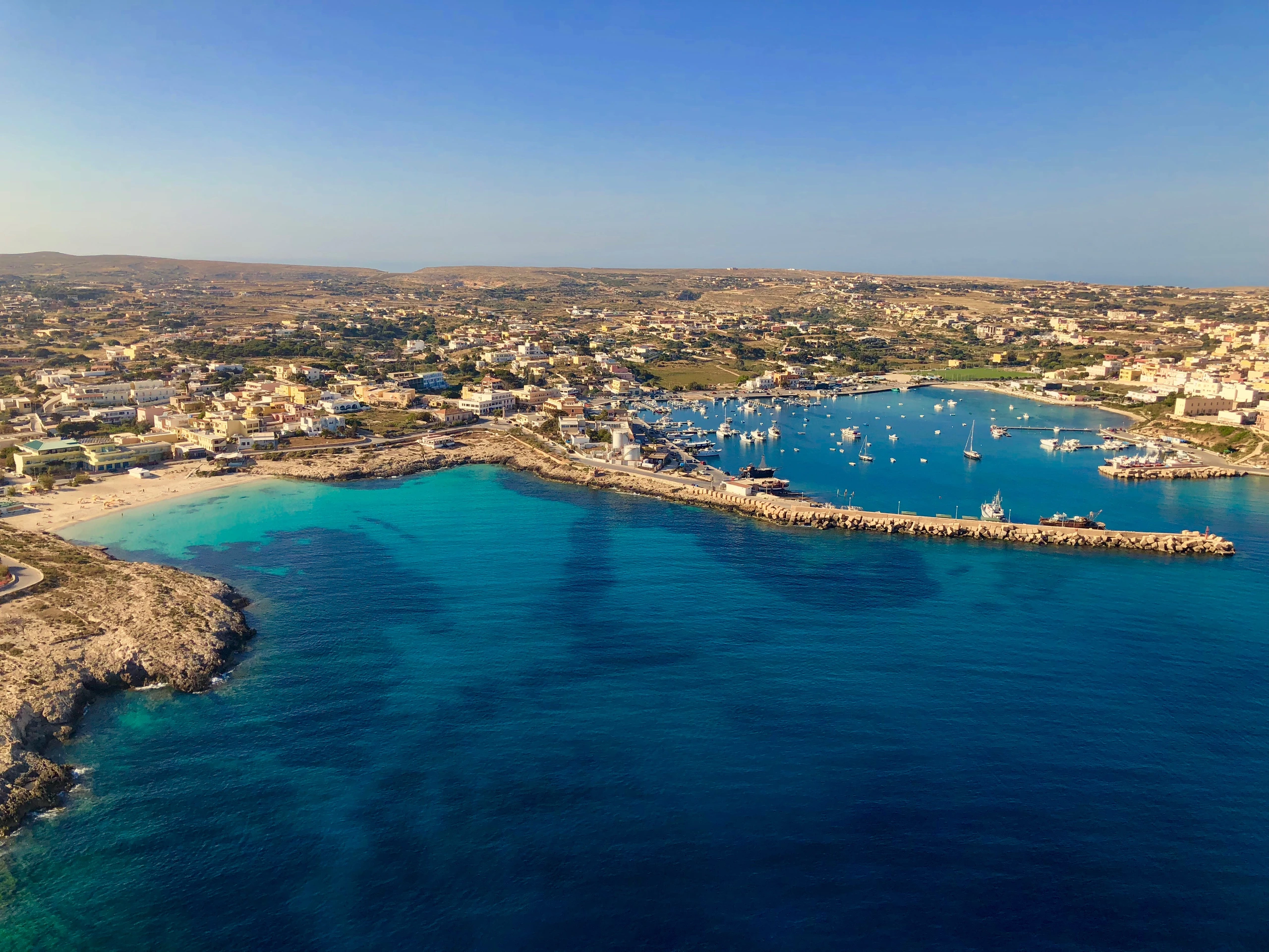 Utsikt över hamnen i Lampedusa
