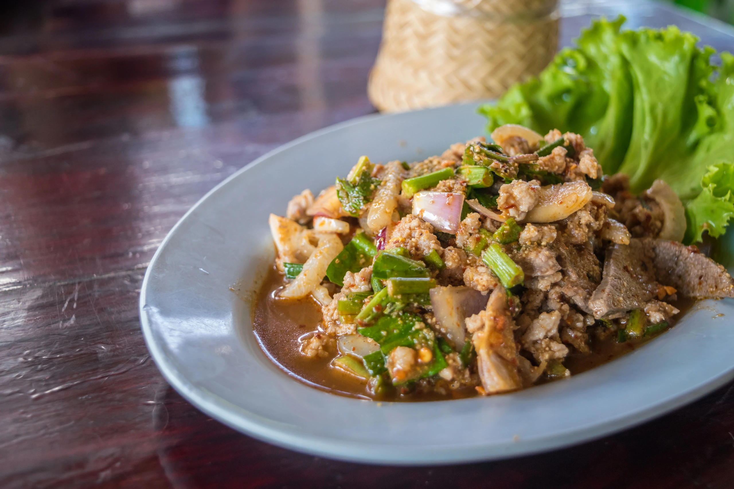 Laab, kryddig köttfärssallad i Laos