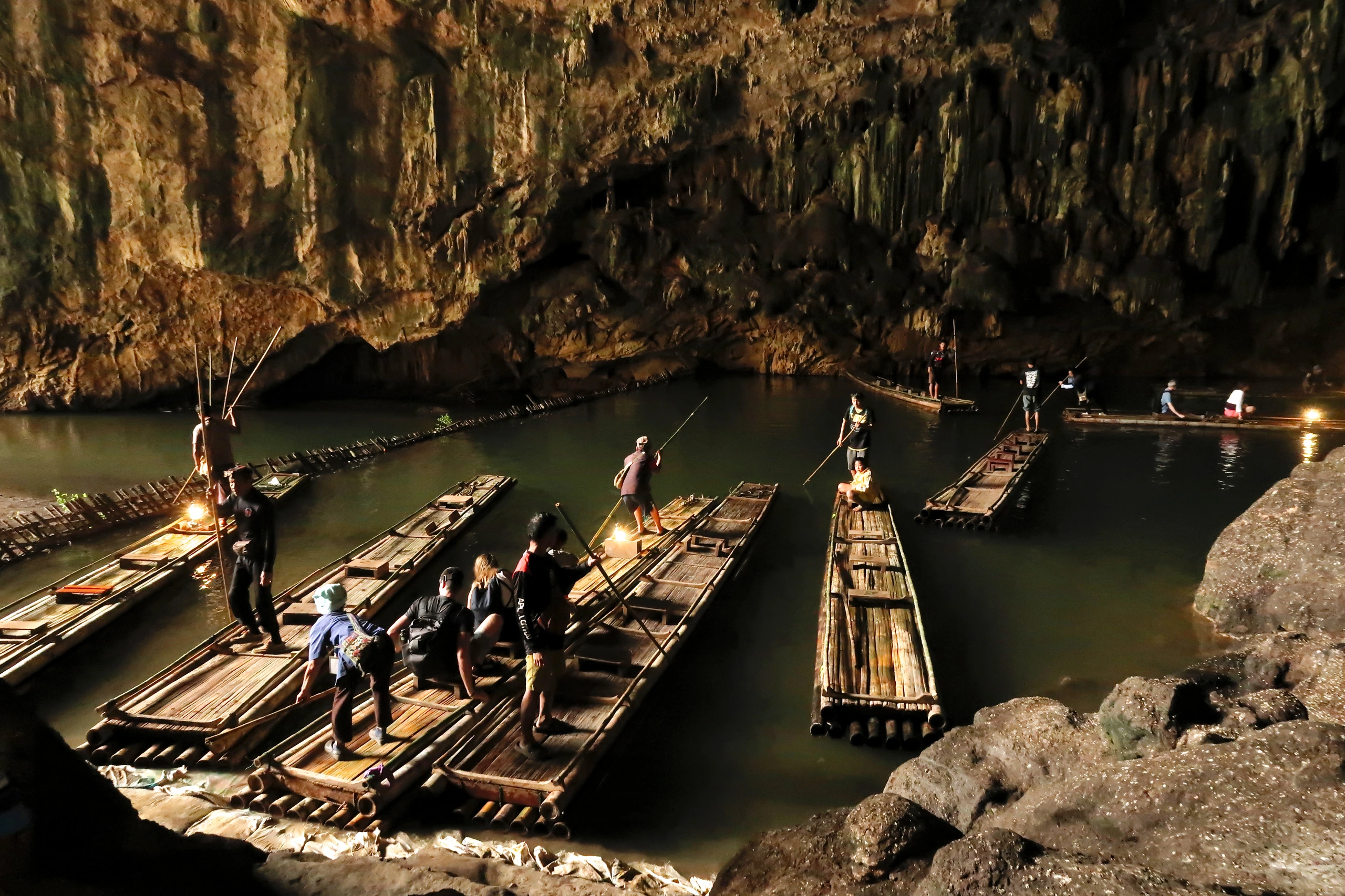 Bambu-rafting vid Tham Lot, Laos