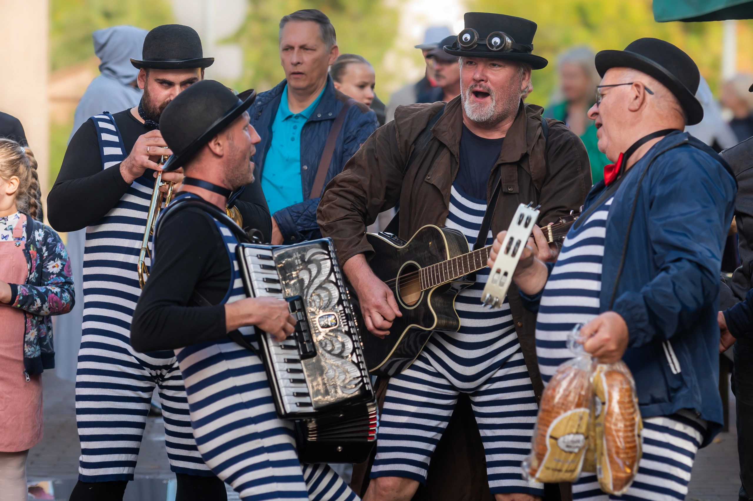 Musiker i randiga kläder på höstfestival i Lettland