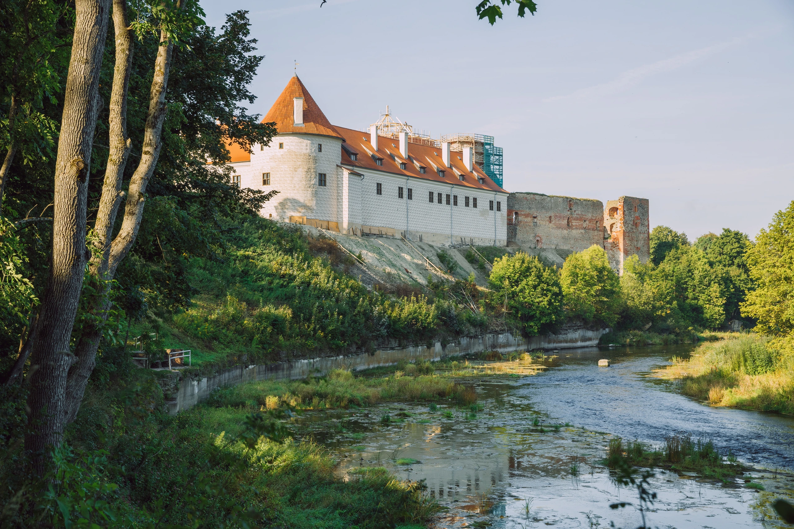 Bauska med gammalt slott och flod, Lettland