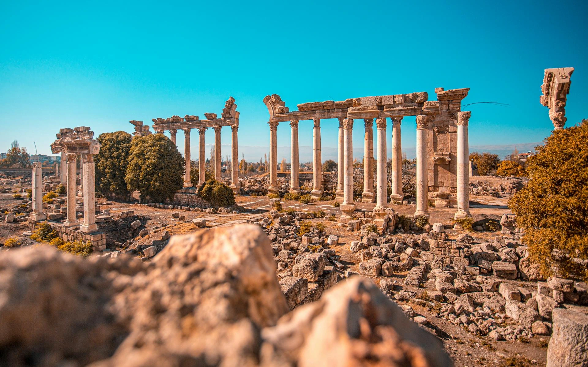 Vita betongpelare under blå himmel, Libanon