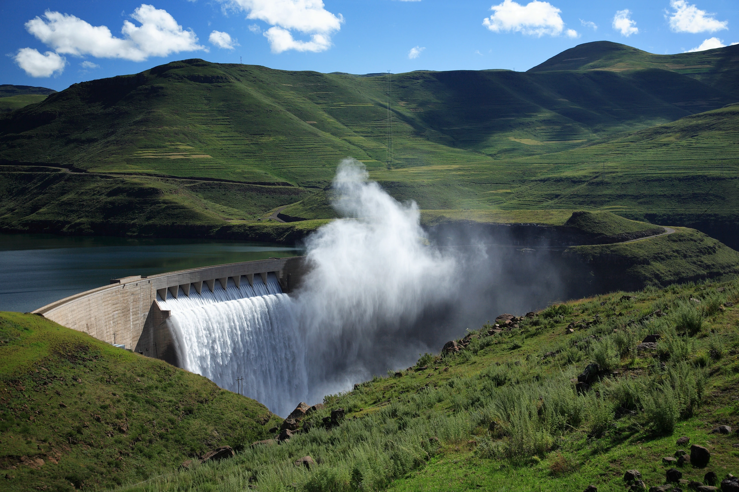 Dimma över Katse-dammen i Lesotho