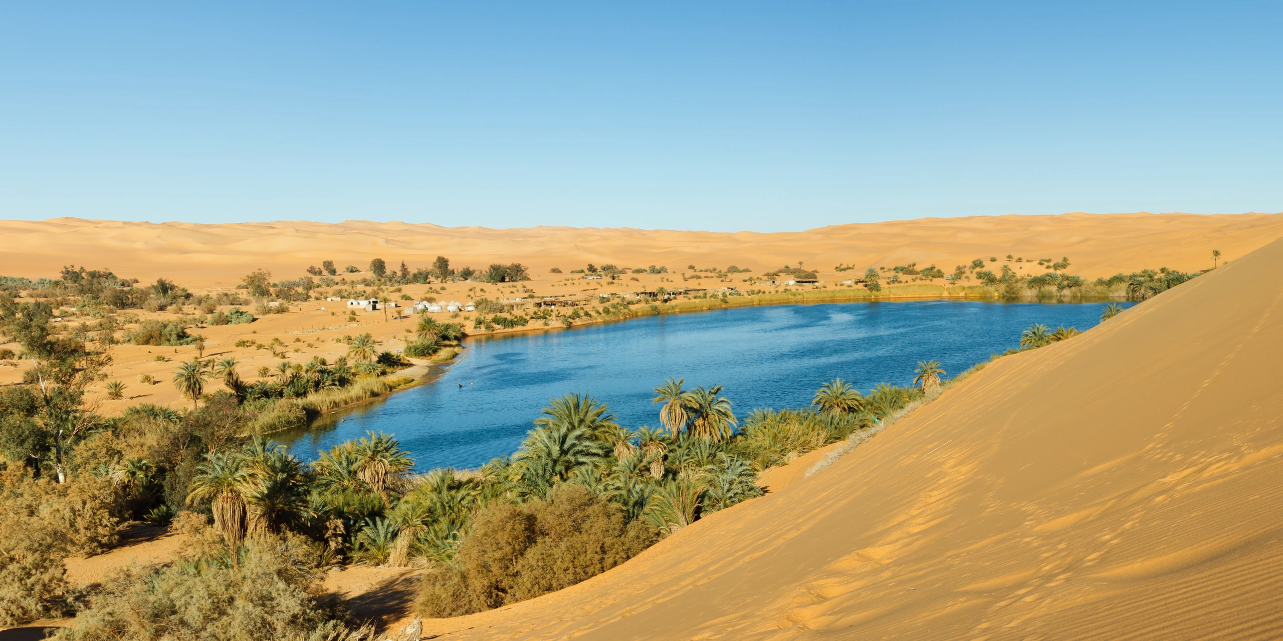 Gaberoun sjö, ökenoas i Sahara, Libyen