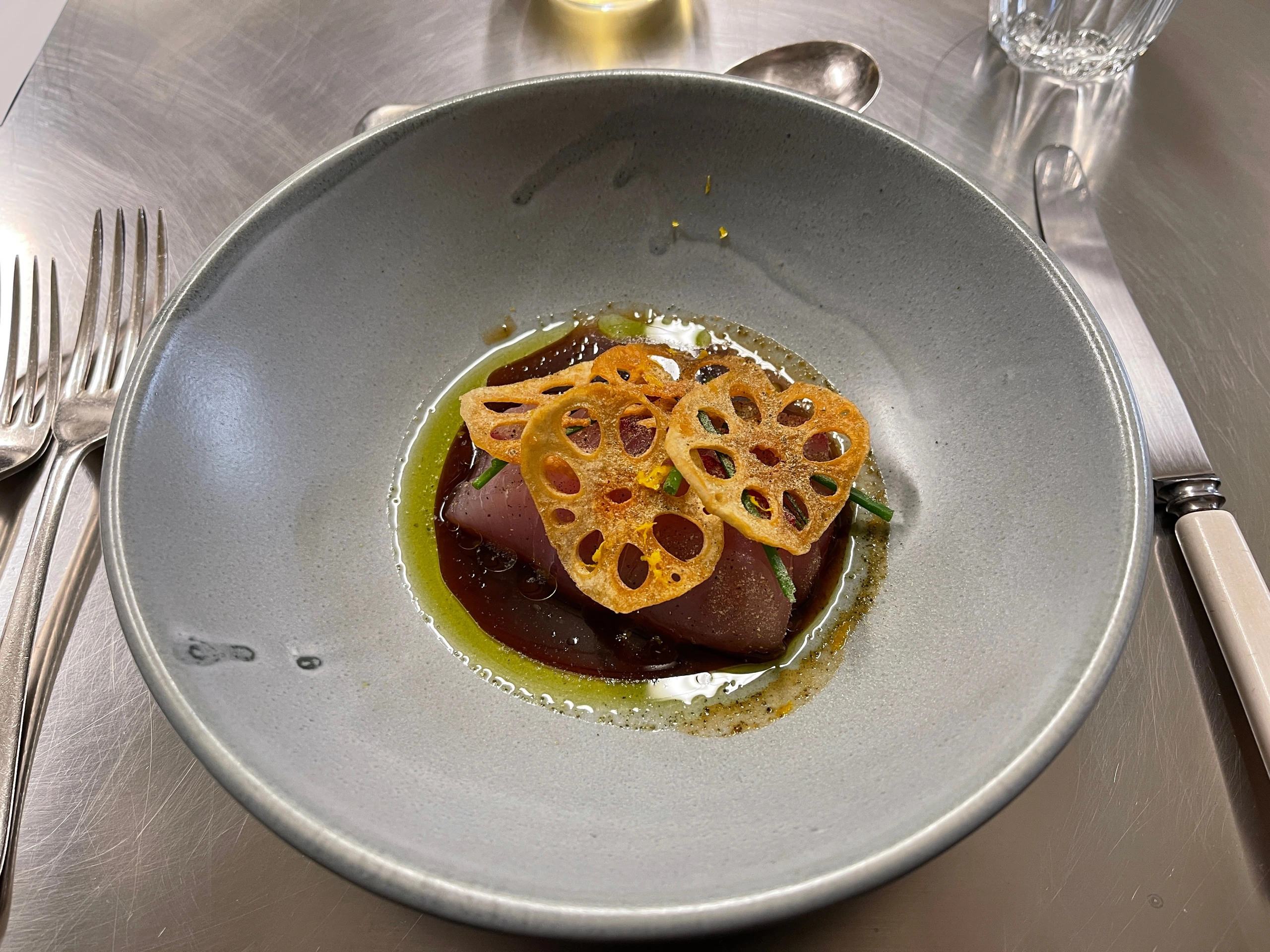 Kingfish crudo med lotus chips och ponzu, Lord Howeön