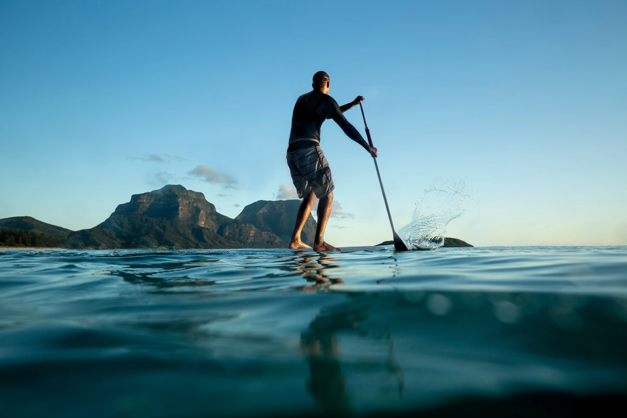 Stand up paddleboarding vid Mount Gower, Lord Howe Island