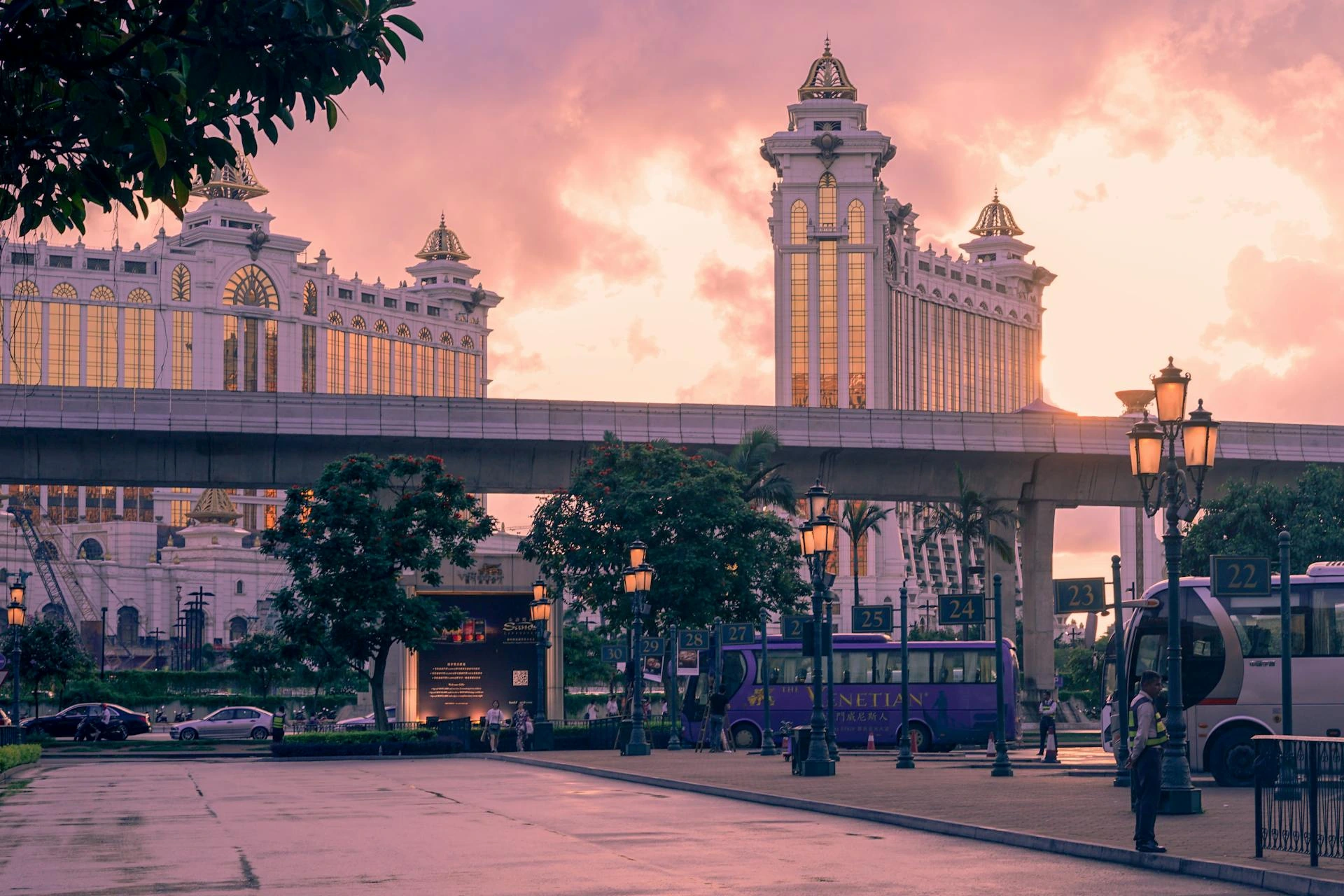 Fordon passerar gul byggnad i Macao