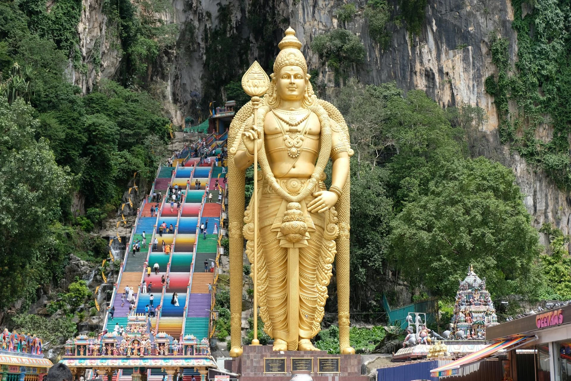 Gyllene staty i Batu Caves, Malaysia