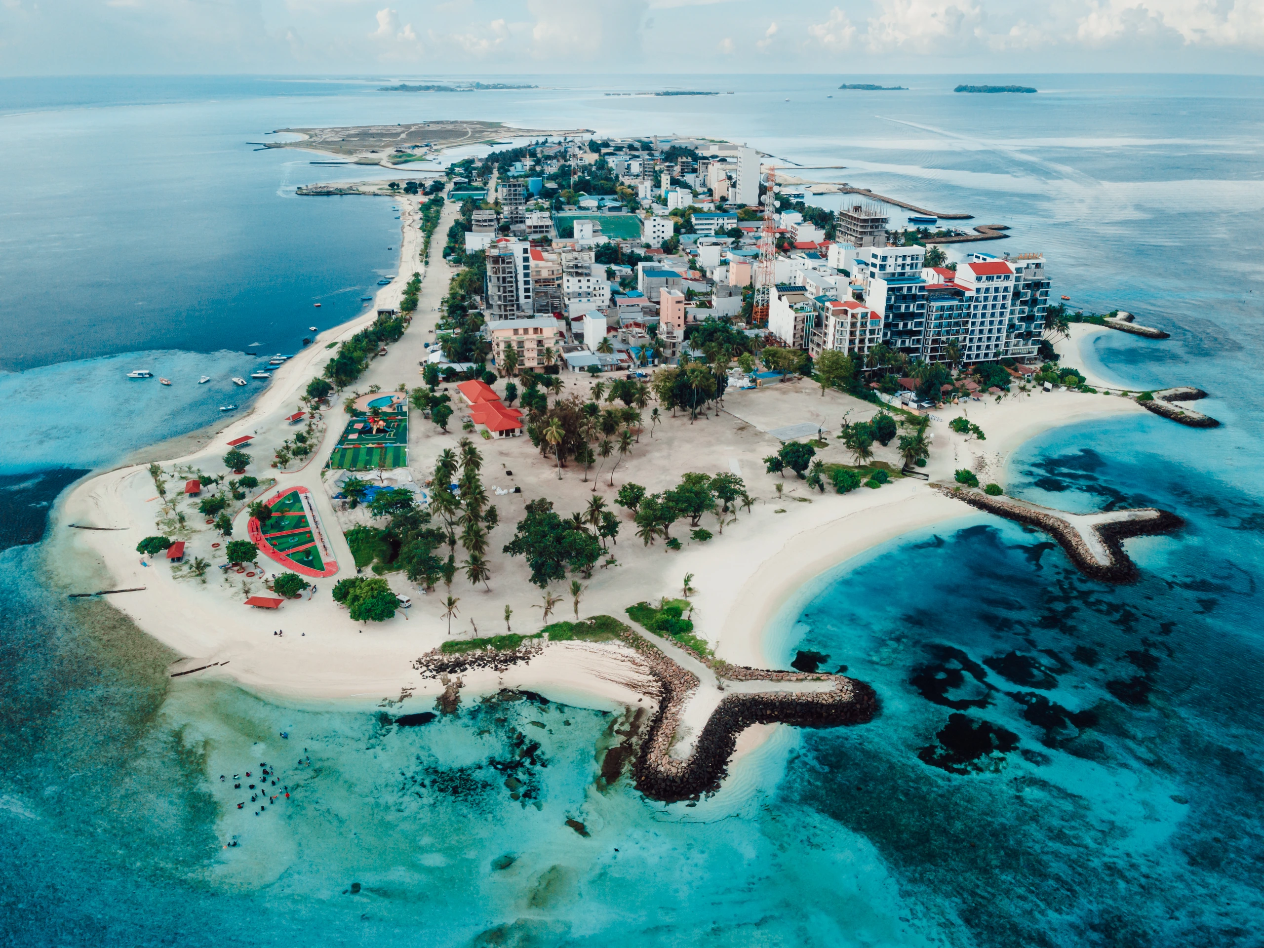 Vy över Maafushi med hotell och stränder, Maldiverna