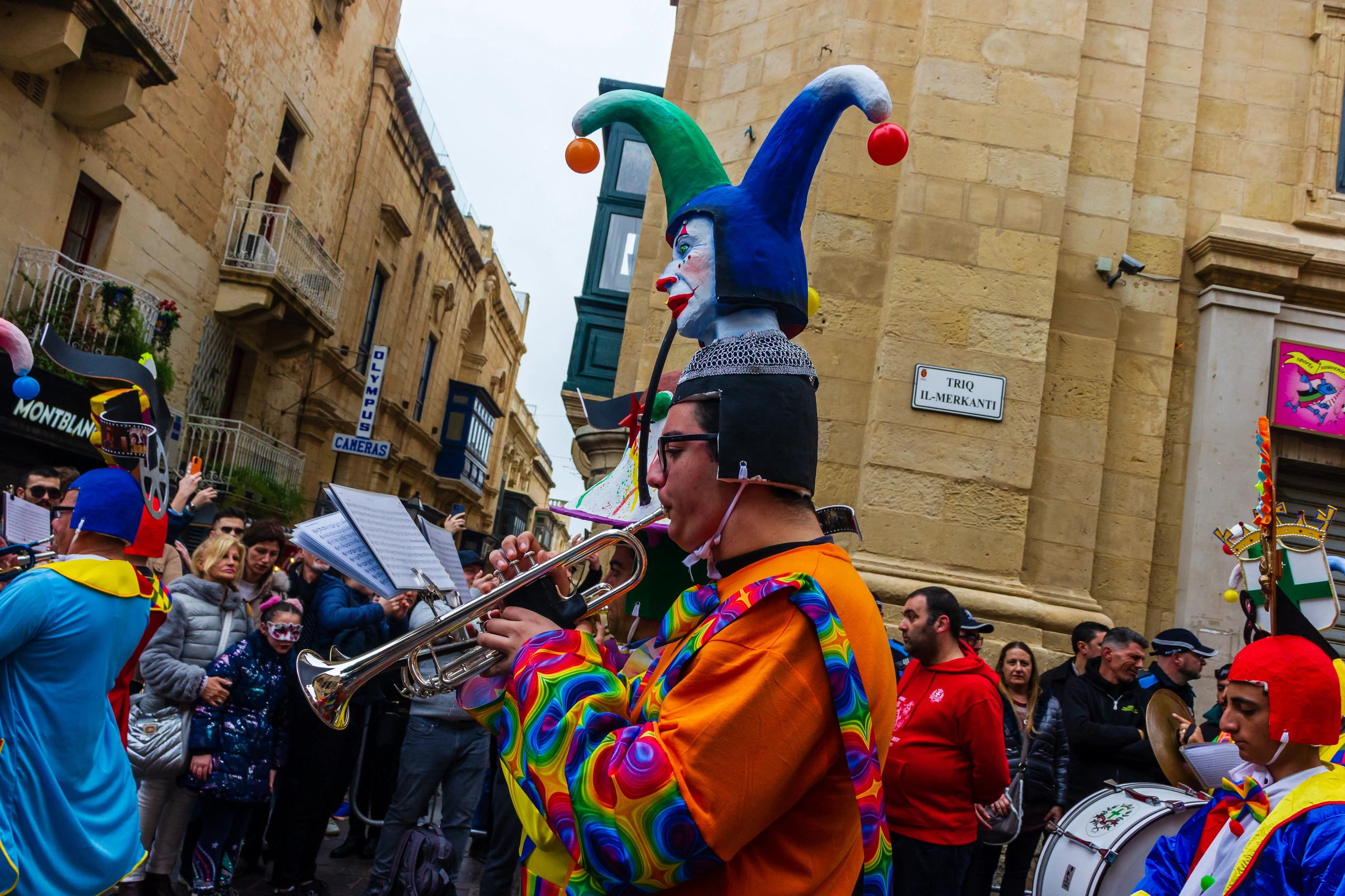 Färgglad parad med kostymer på Malta