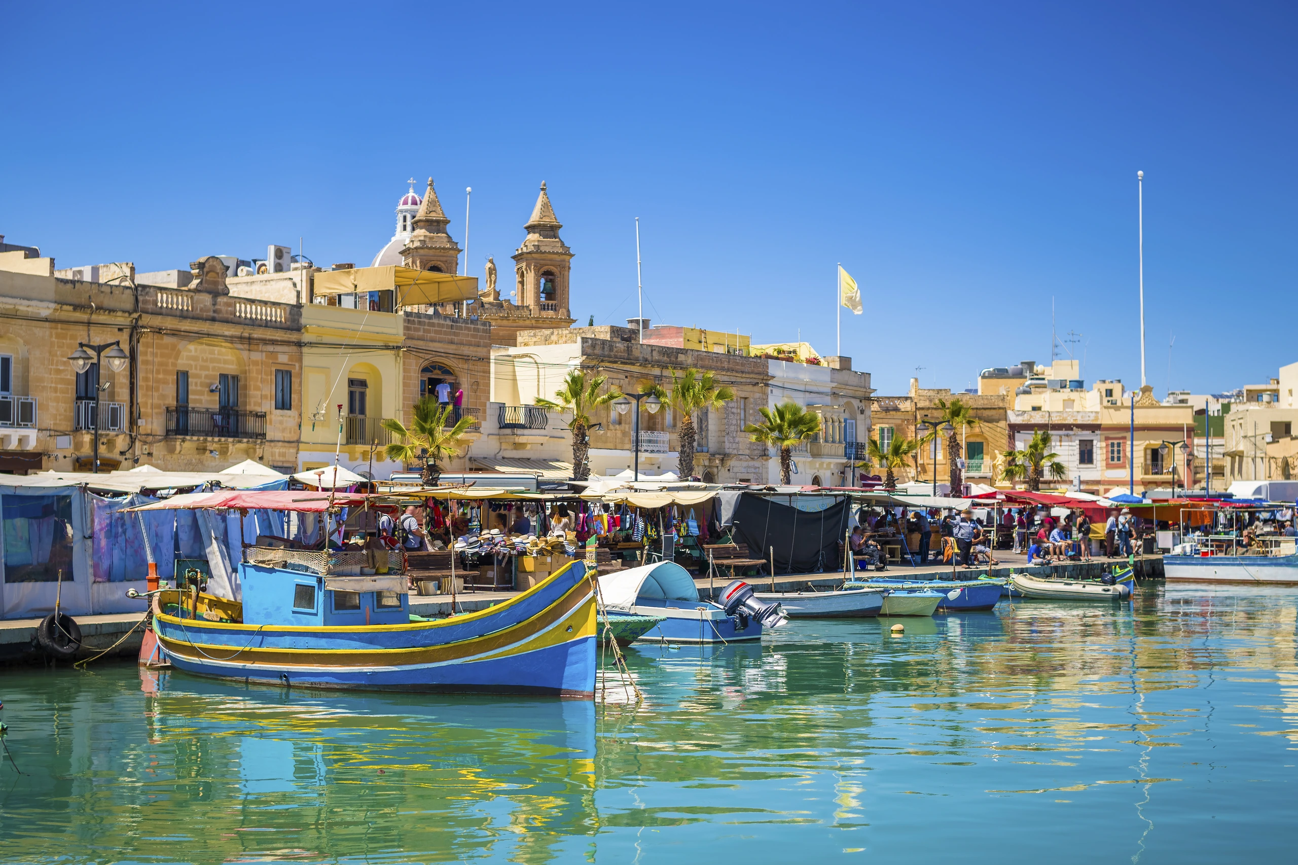 Marsaxlokk marknad med Luzzu-båtar, Malta