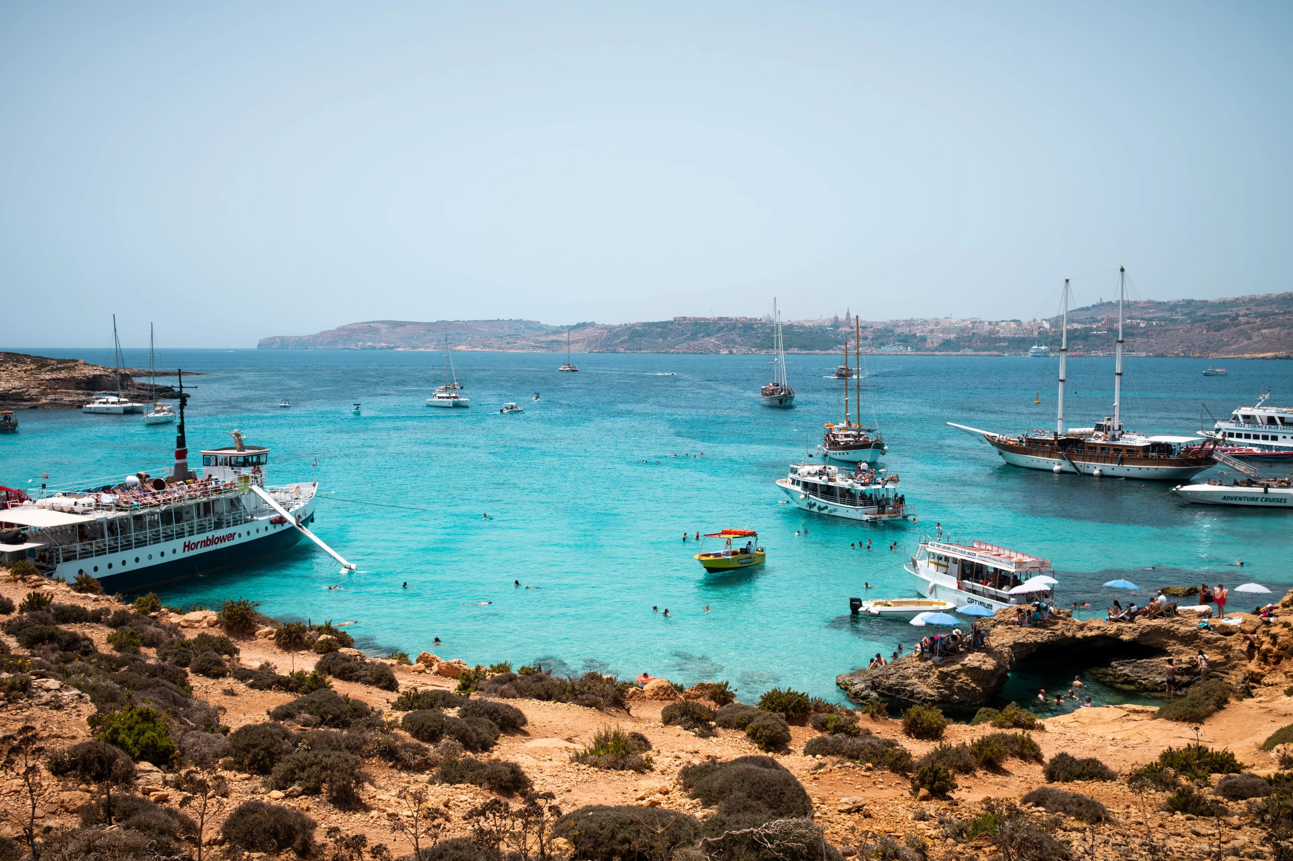 Båtar och turister vid Blue Lagoon, Comino, Malta