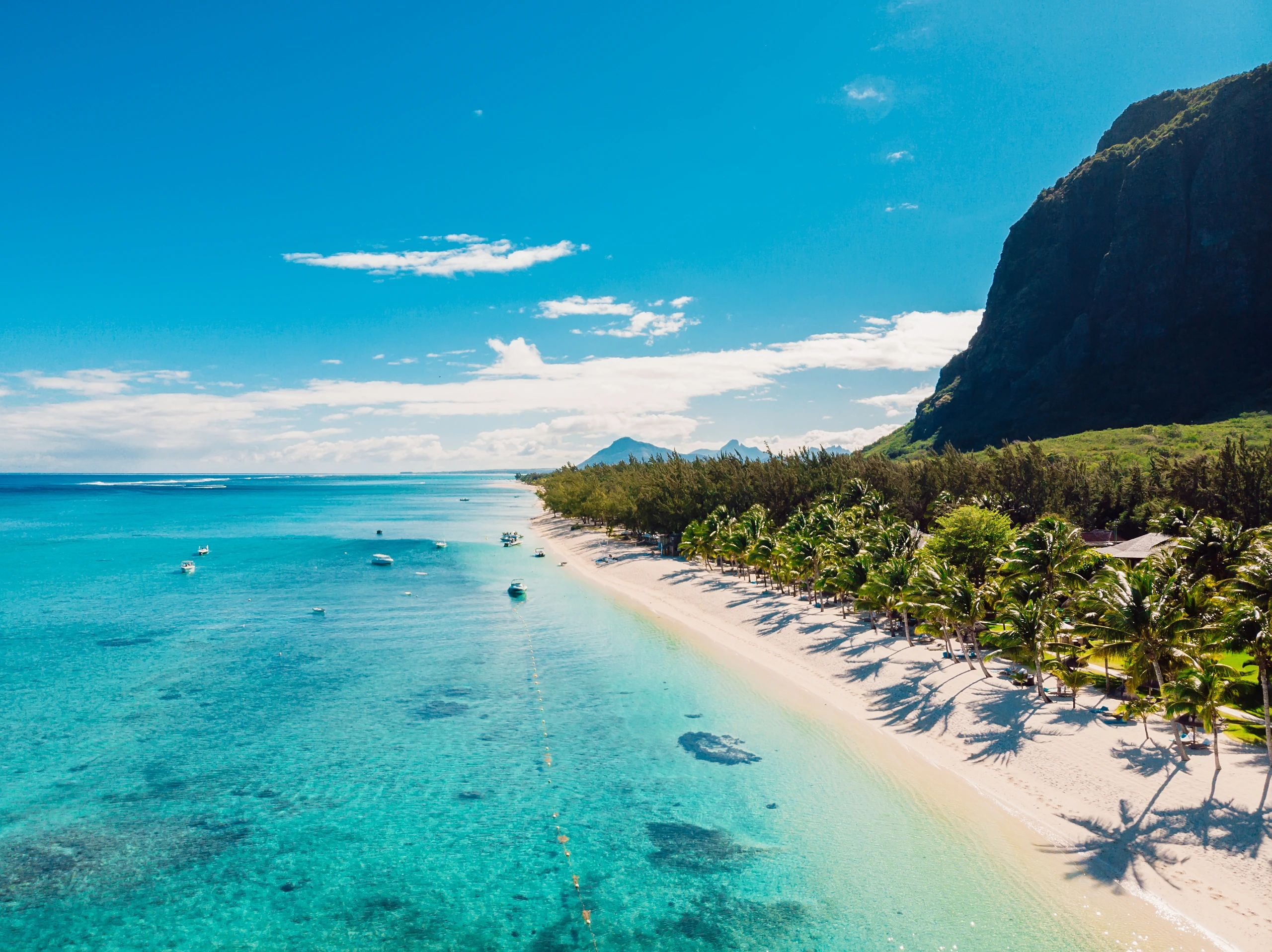Lyxig strand med berg på Mauritius
