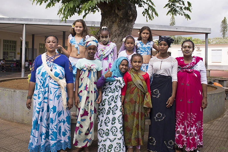 Femmes en salouva på Mayotte