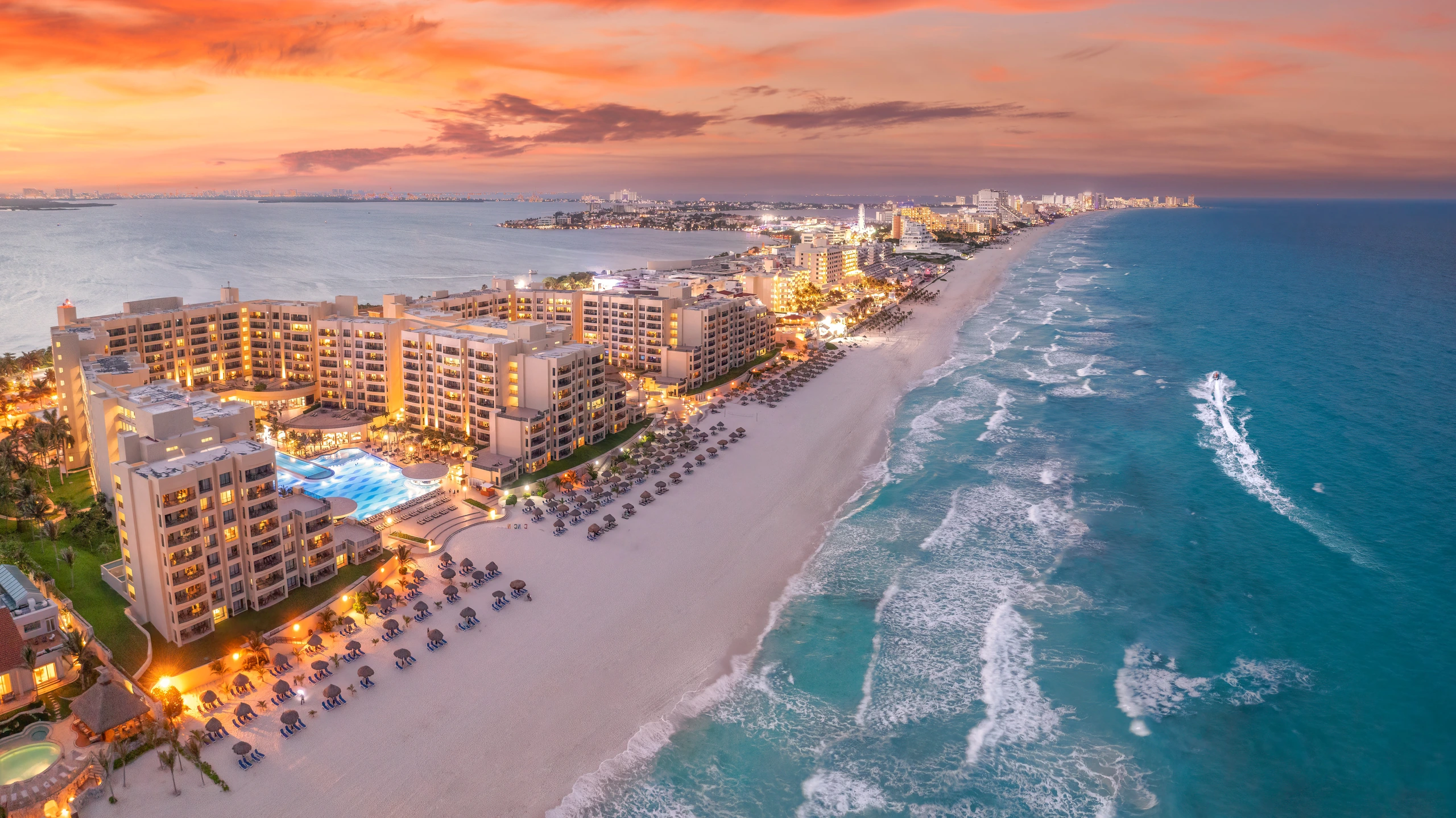 Cancun strand vid solnedgång, Mexiko