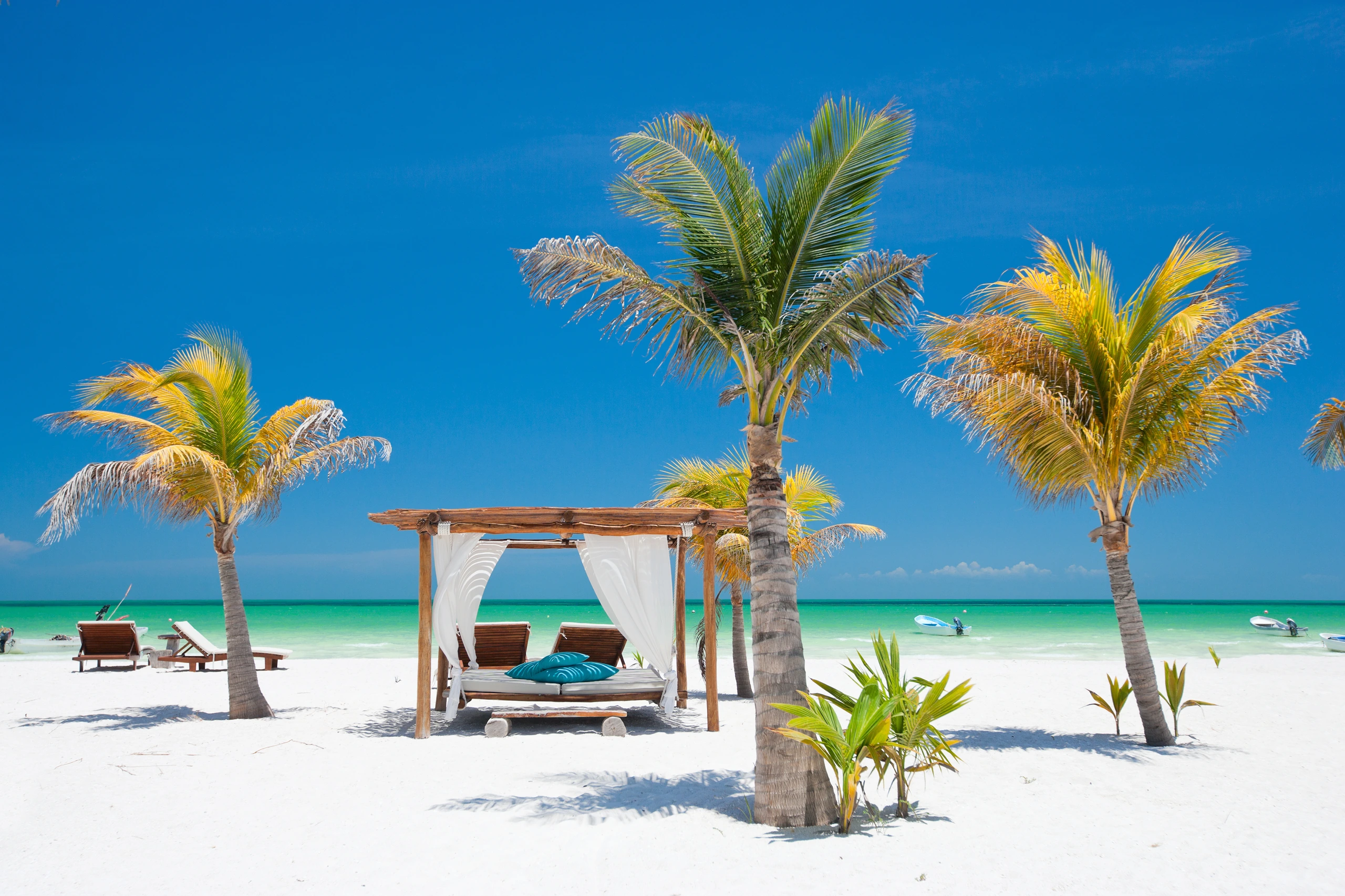 Tropisk strand med privat cabana i Mexiko