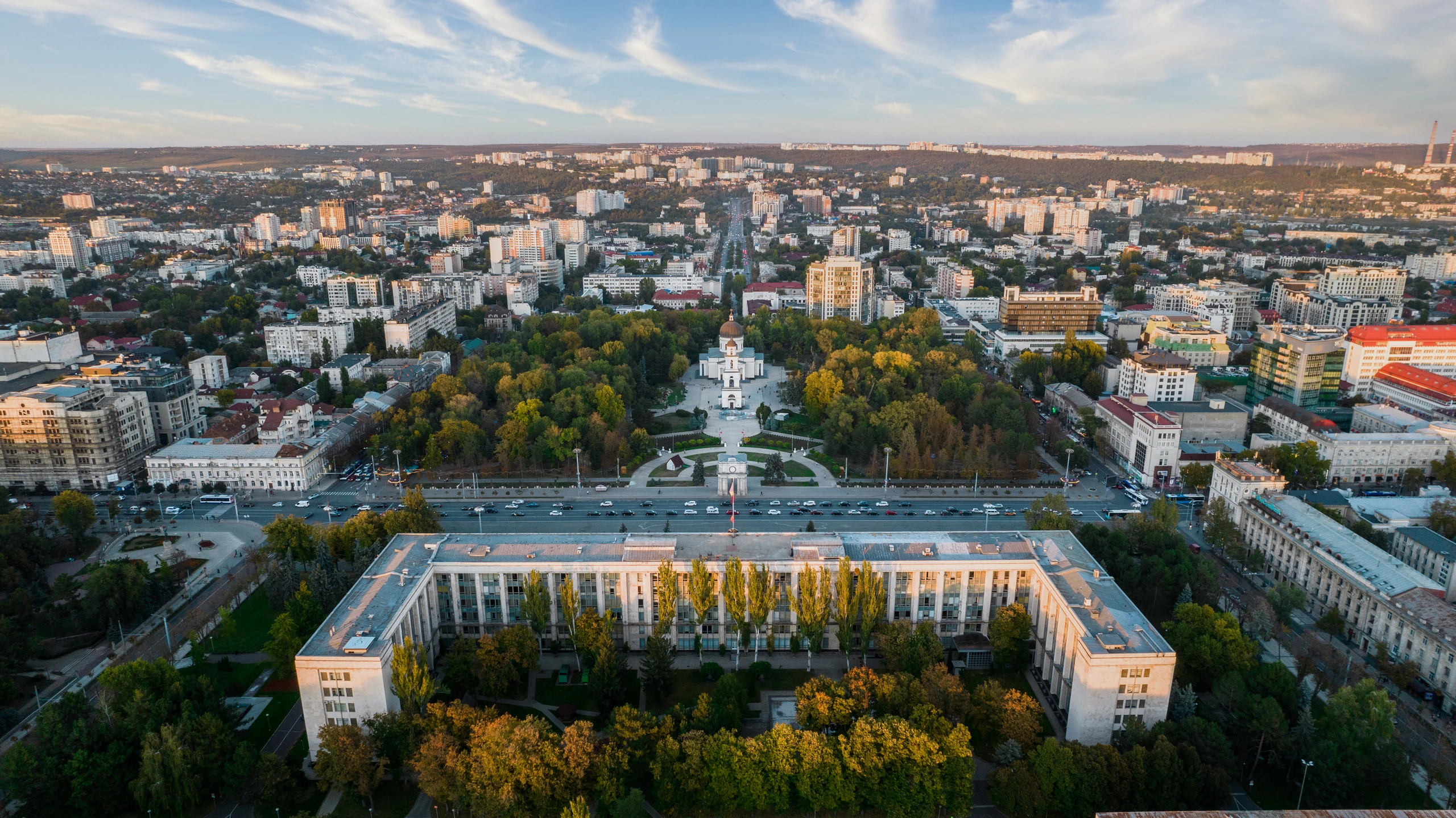 Flygfoto över Chisinau vid solnedgång, Moldavien