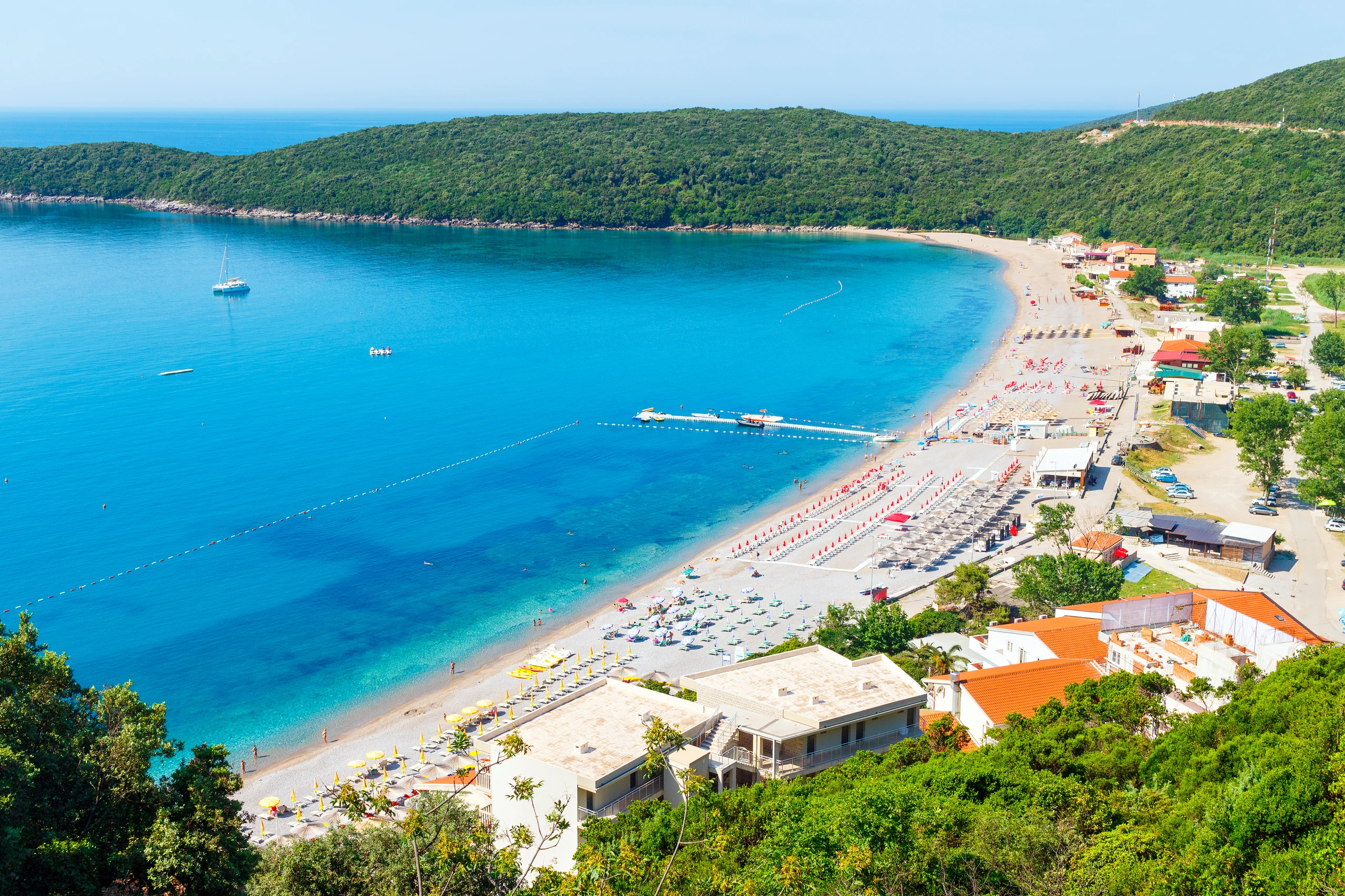 Vy över Jaz strand i Montenegro