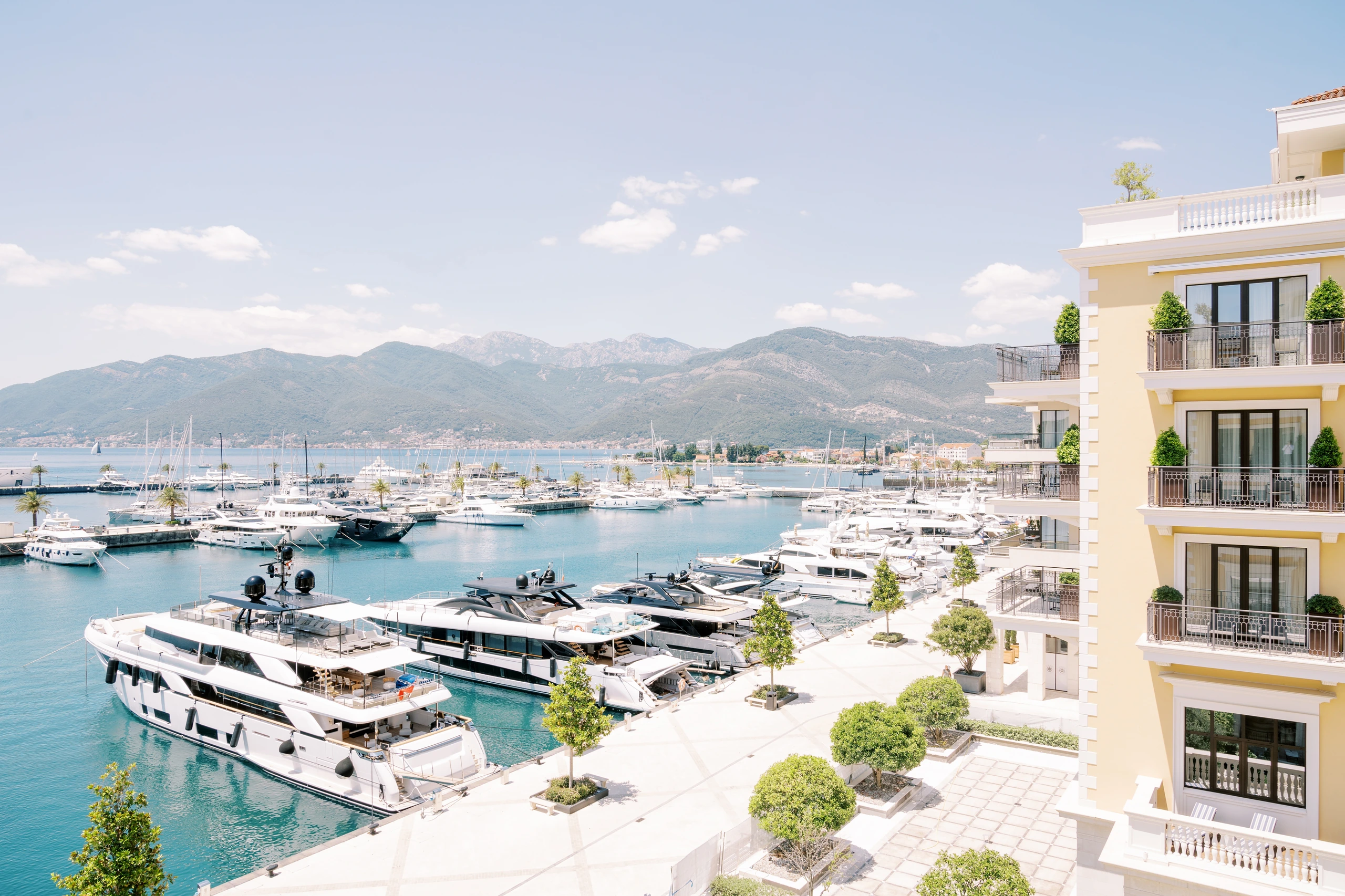 Lyxiga motorbåtar vid Regent Hotel, Porto, Montenegro