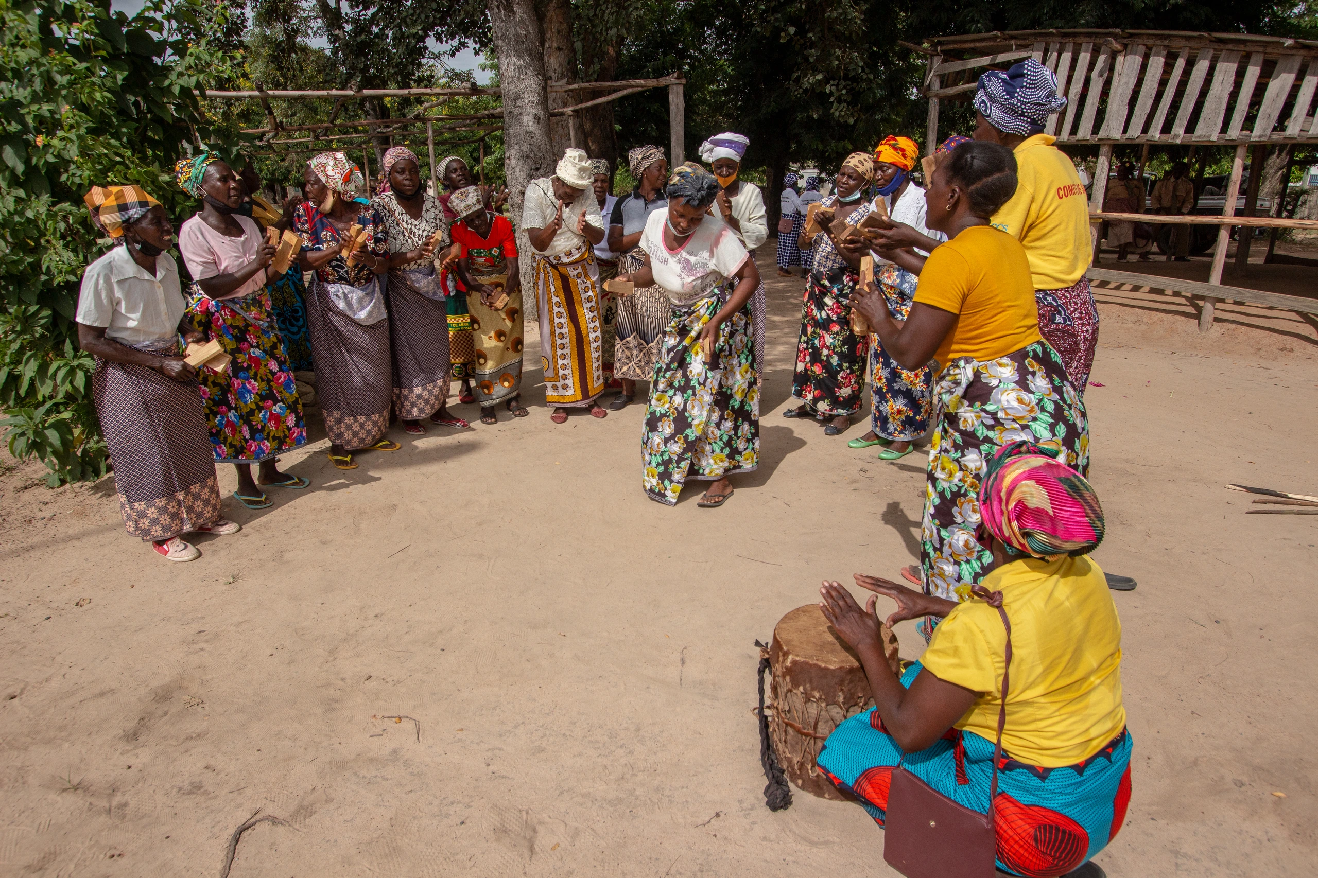 Afrikanska kvinnor dansar i Moçambique