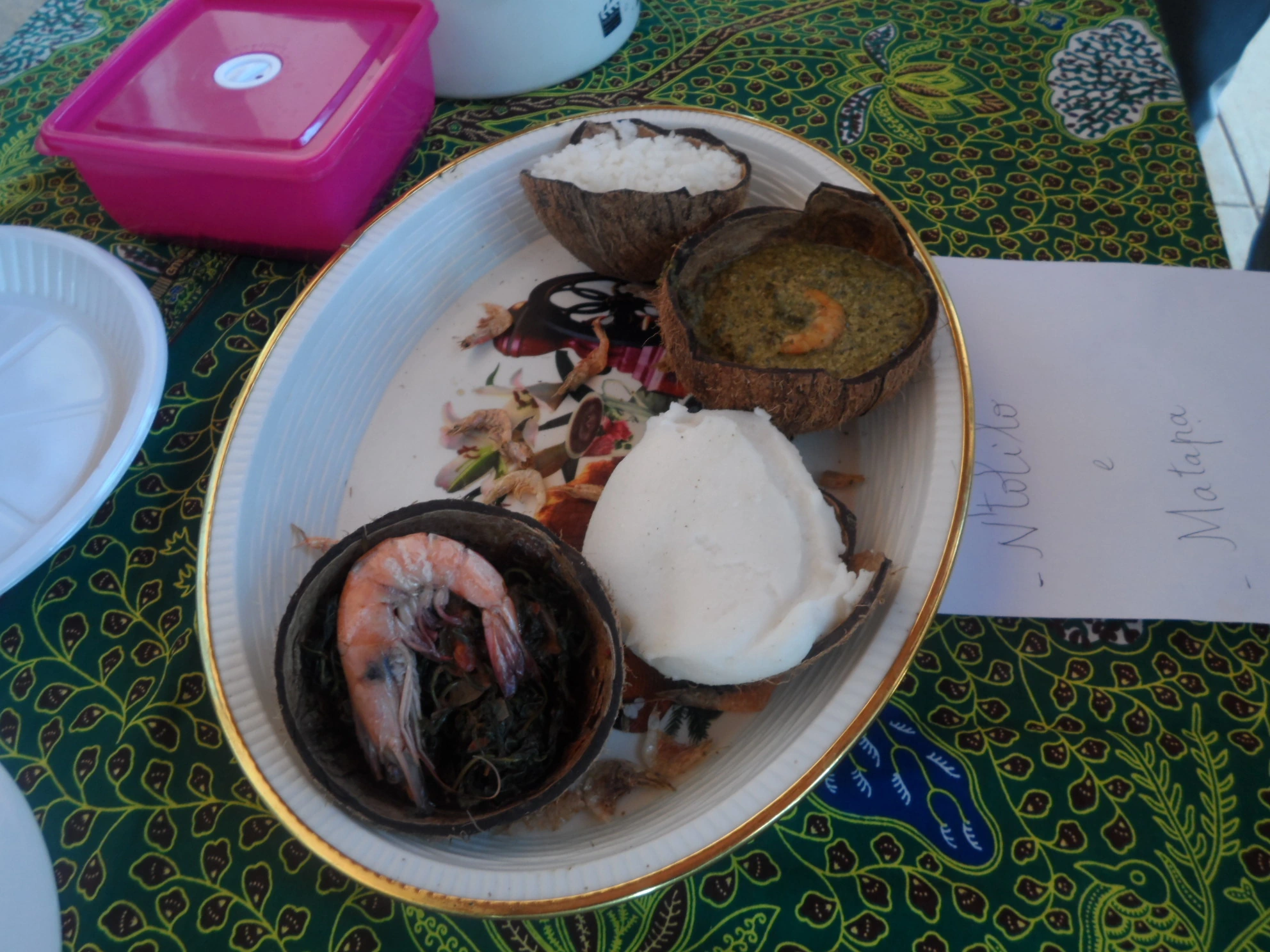 Ris och Chima med räkor och kassavablad, Moçambique