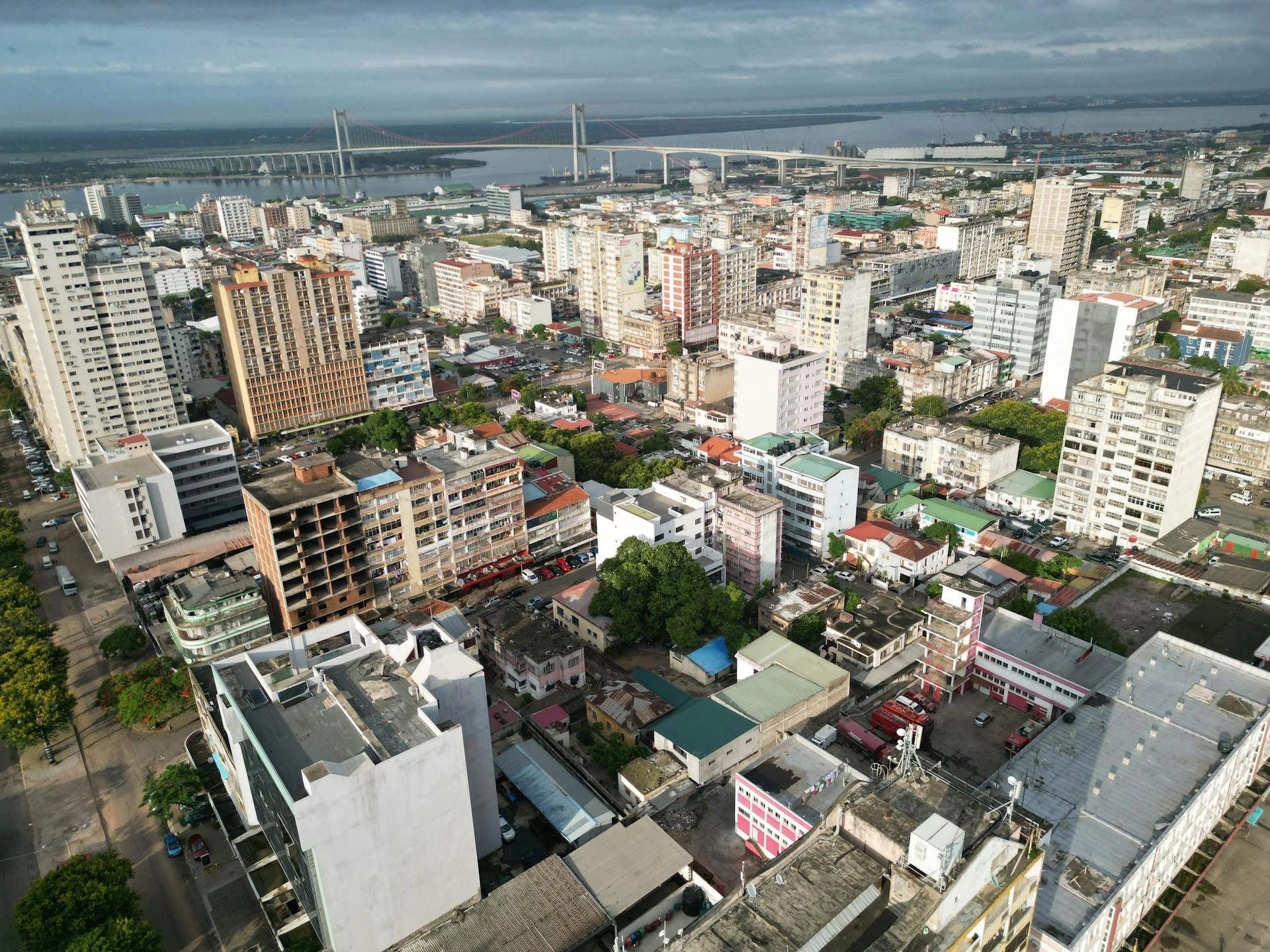 Luftfoto av Maputo med bro, Moçambique