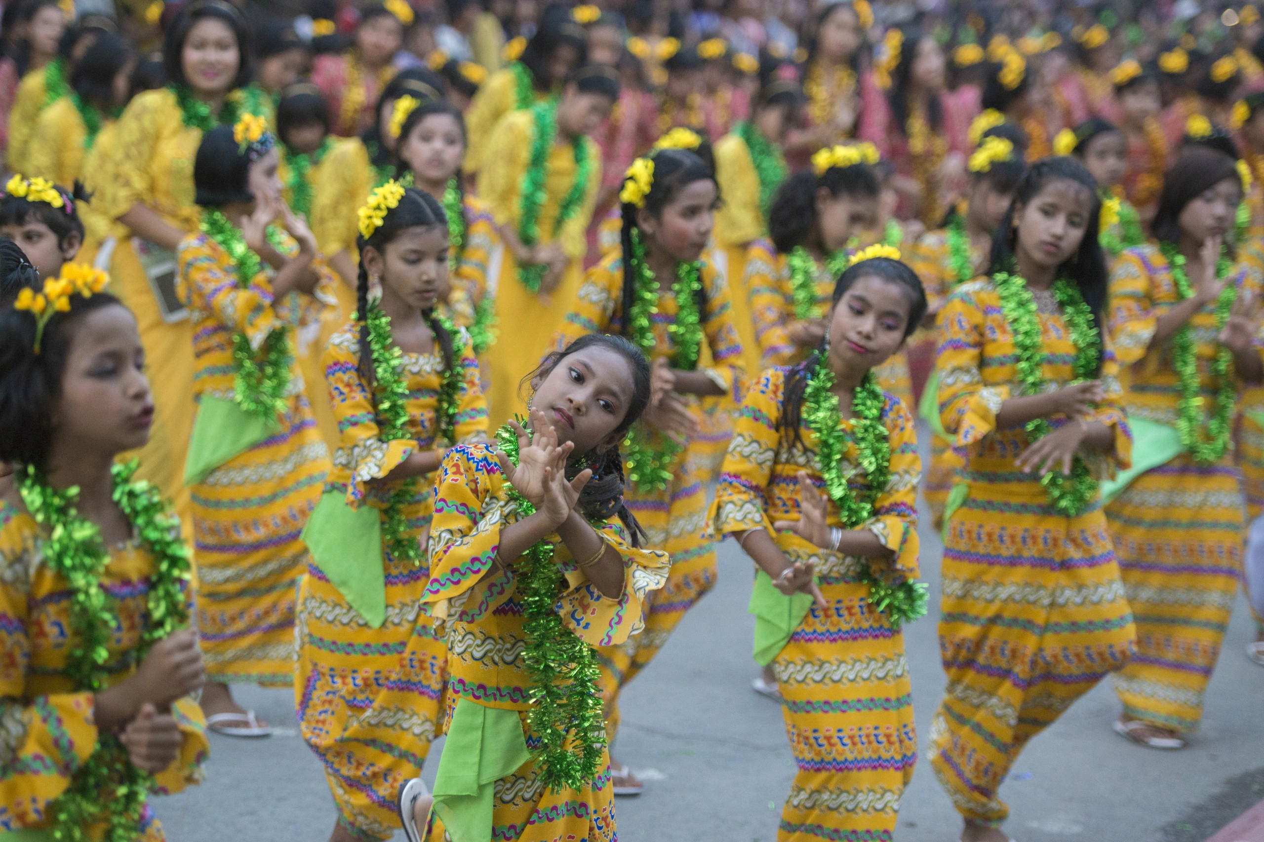 Traditionell dans vid Thingyan-festivalen i Mandalay, Myanmar