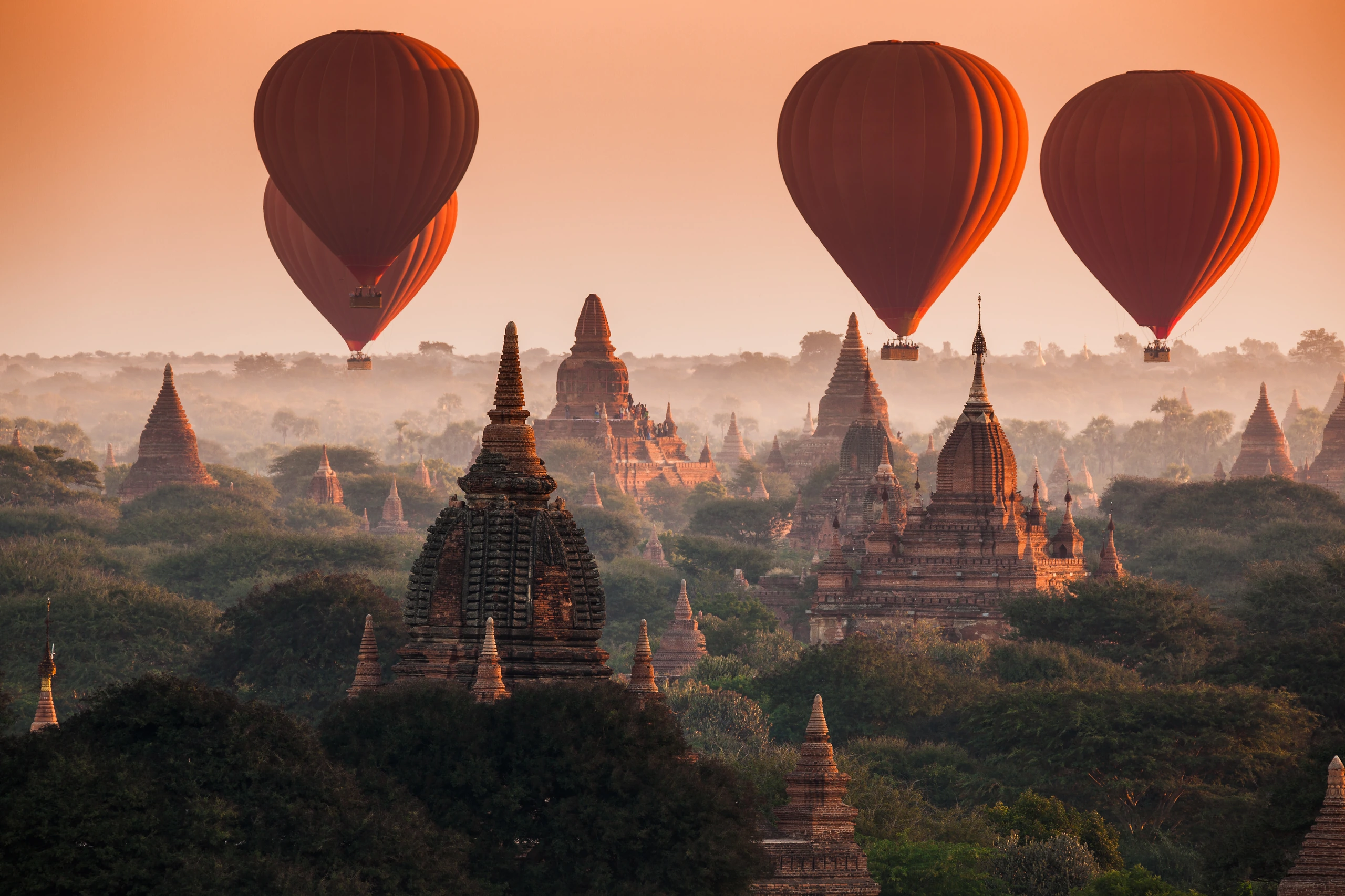 Ballong över Bagan i dimmig morgon, Myanmar