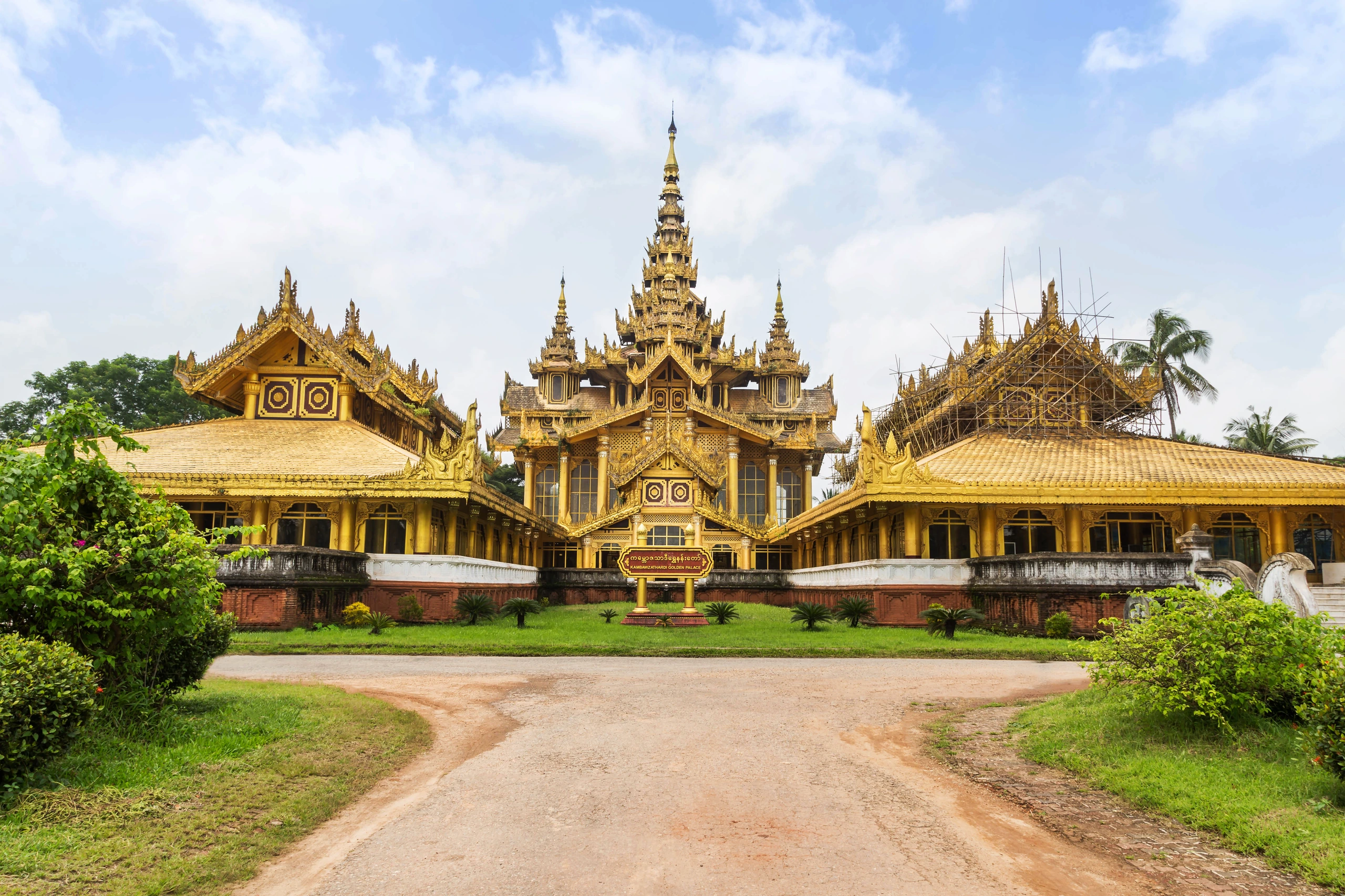Kambawzathardi golden palace i Bago, Myanmar