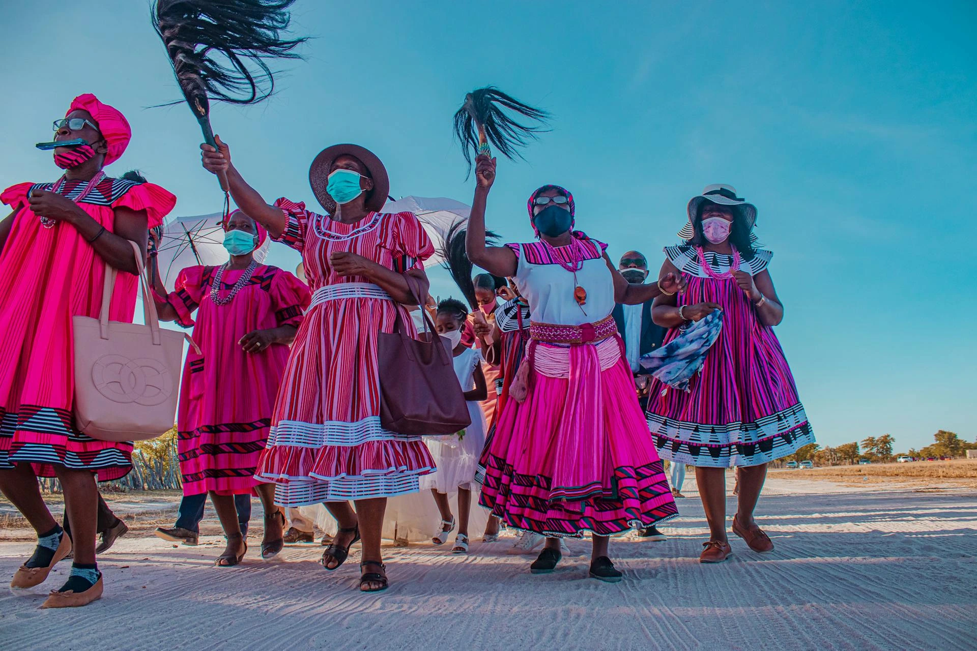 Kvinnor i rosa klänningar vid festligheter, Namibia