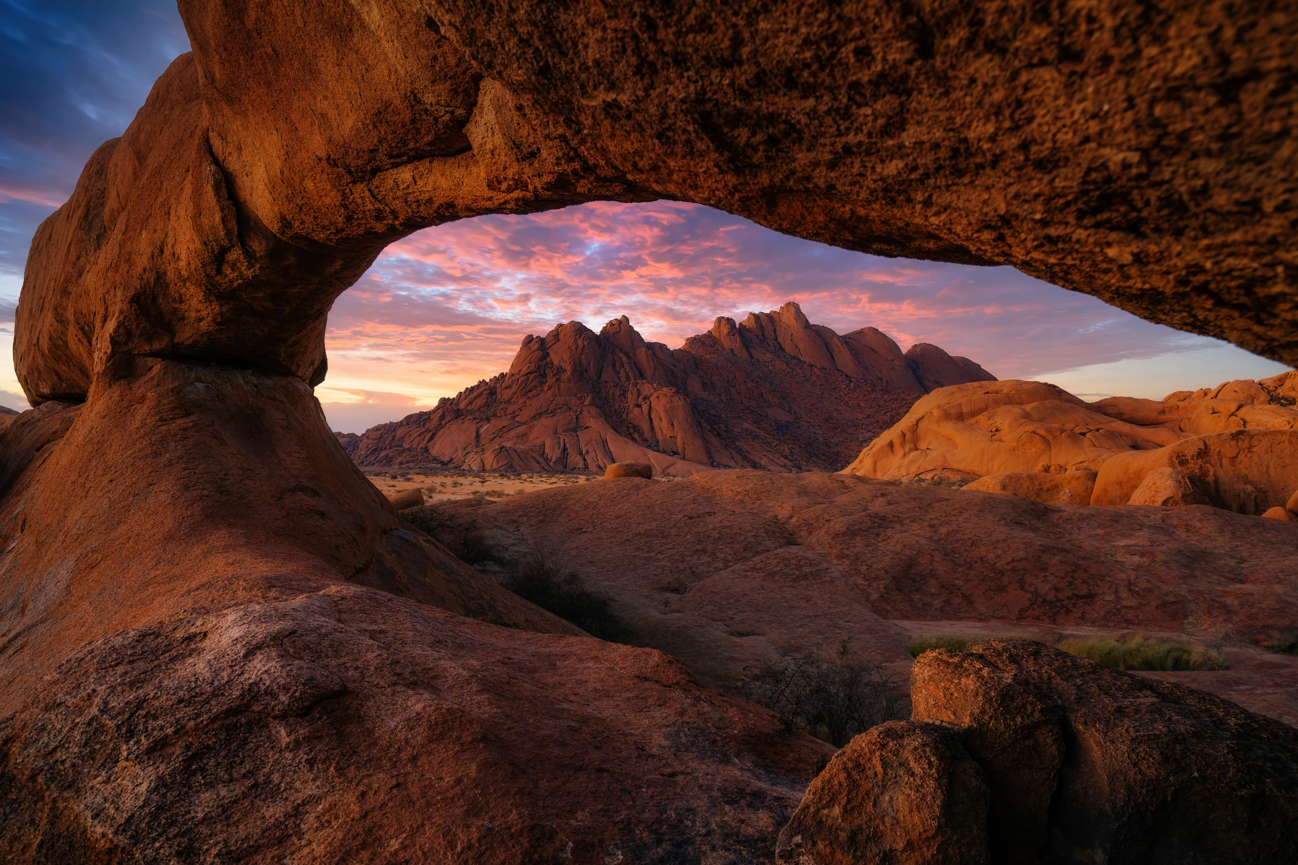 Dramatisk solnedgång över Spitzkoppe, Namibia