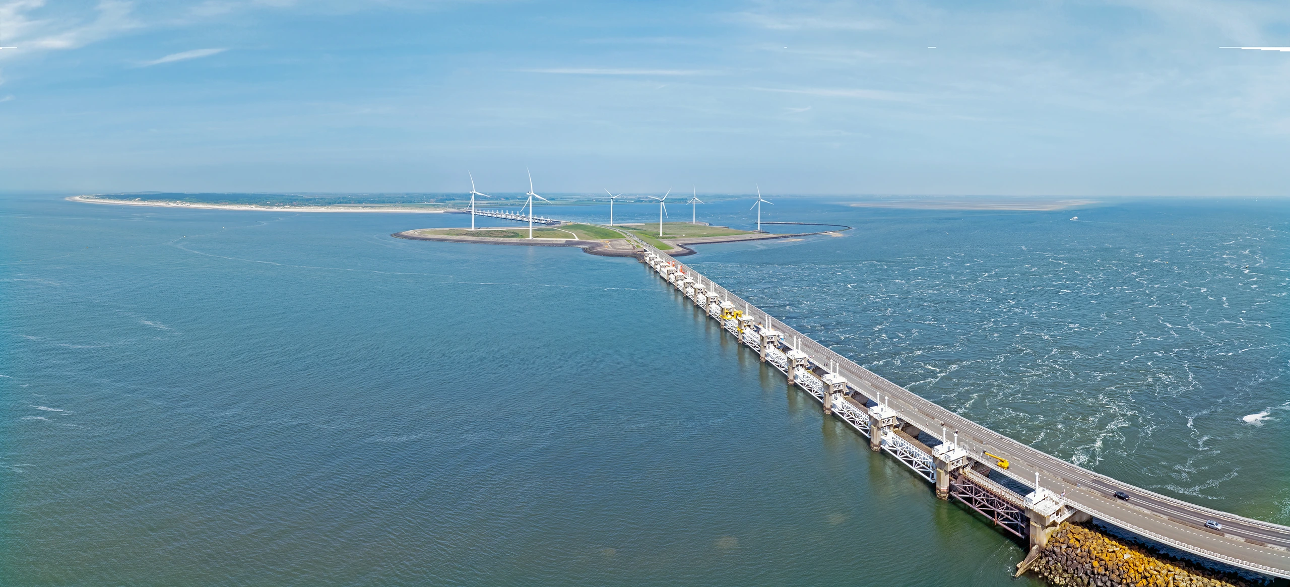 Flygfoto av Oosterschelde-barriären i Zeeland, Nederländerna