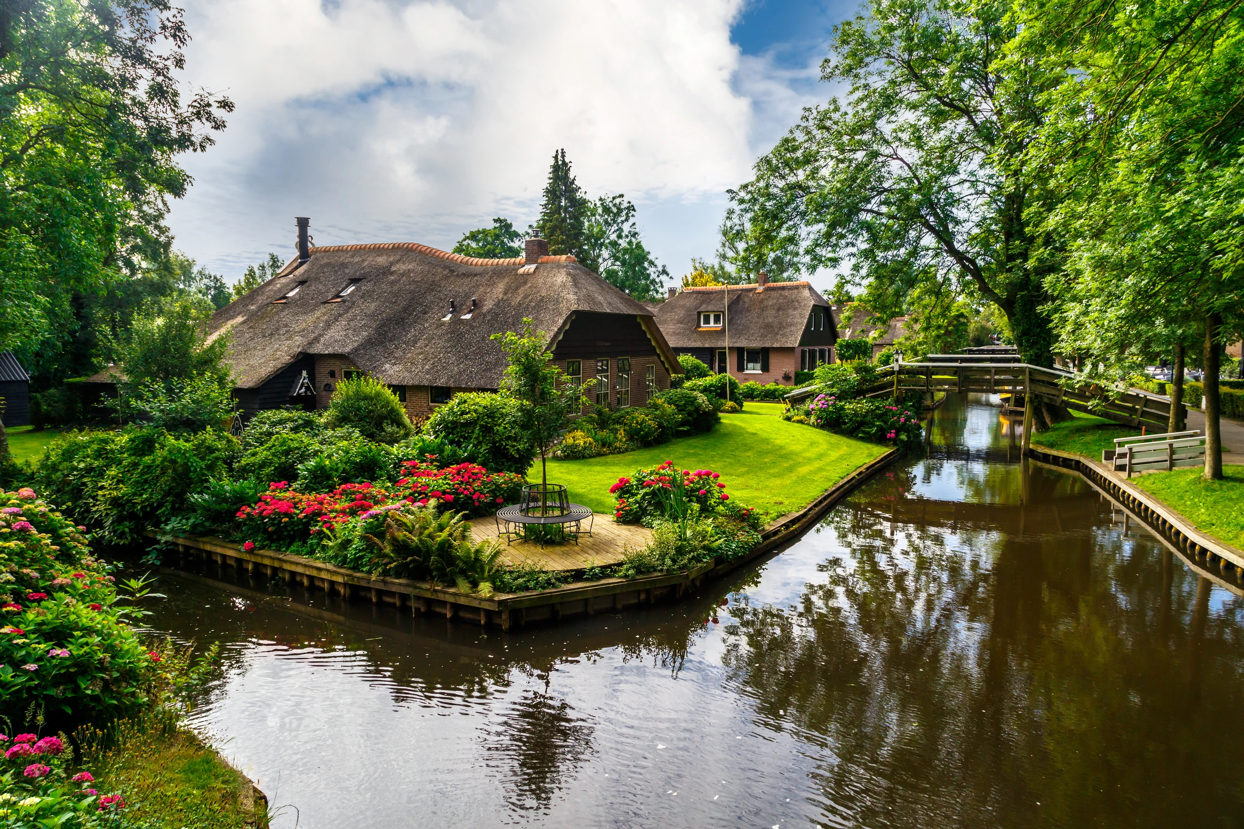 Giethoorn med kanaler och halmtakshus, Nederländerna
