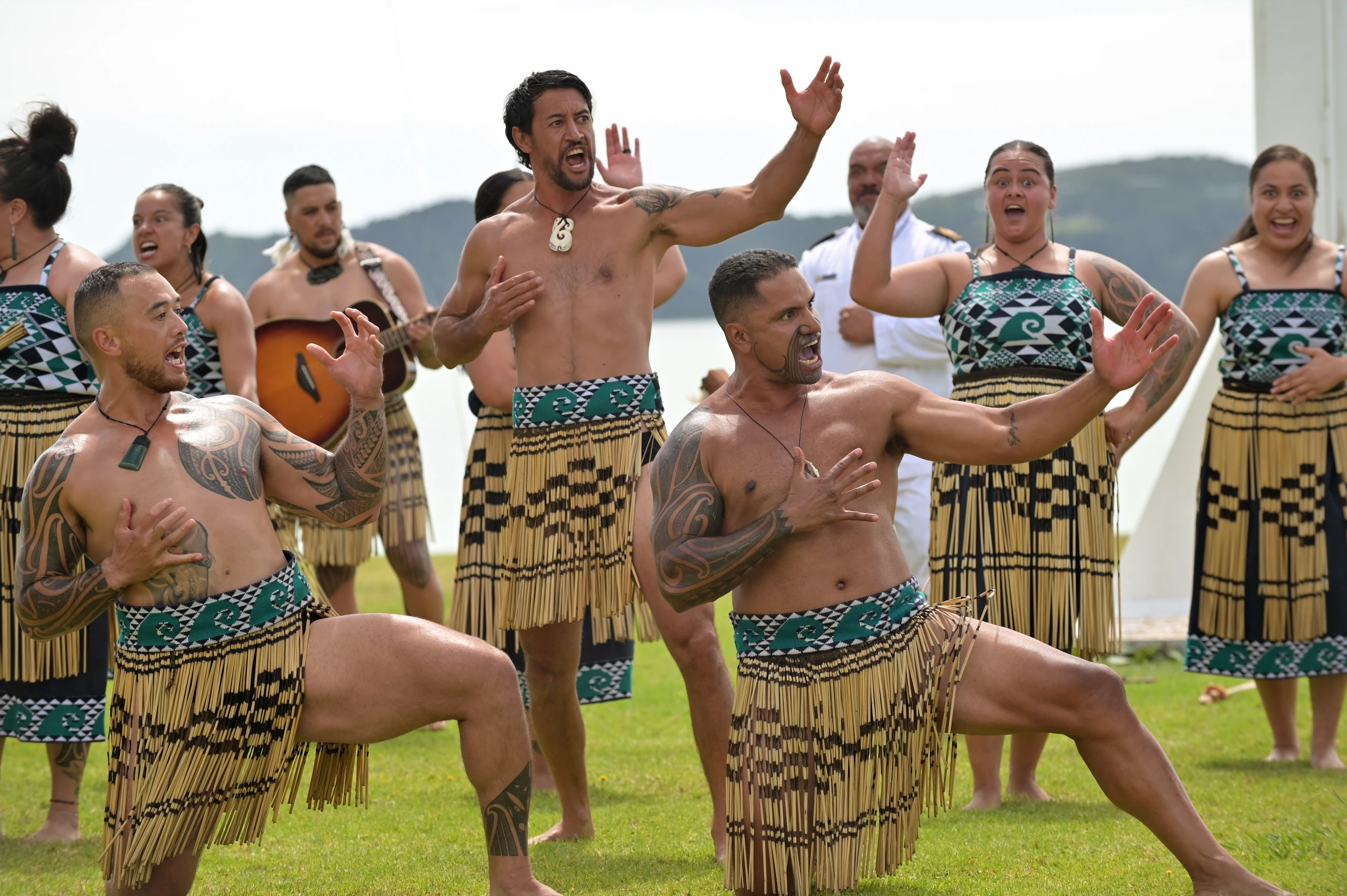 Maorifolk som dansar Haka på Waitangi Day, Nya Zeeland