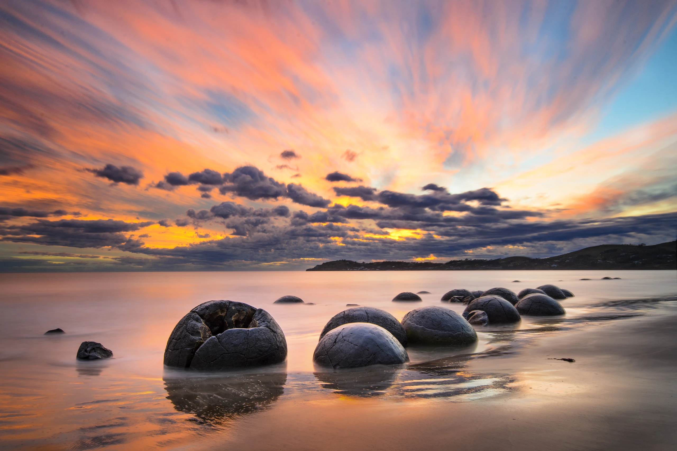 Moeraki Boulders vid soluppgång, Nya Zeeland
