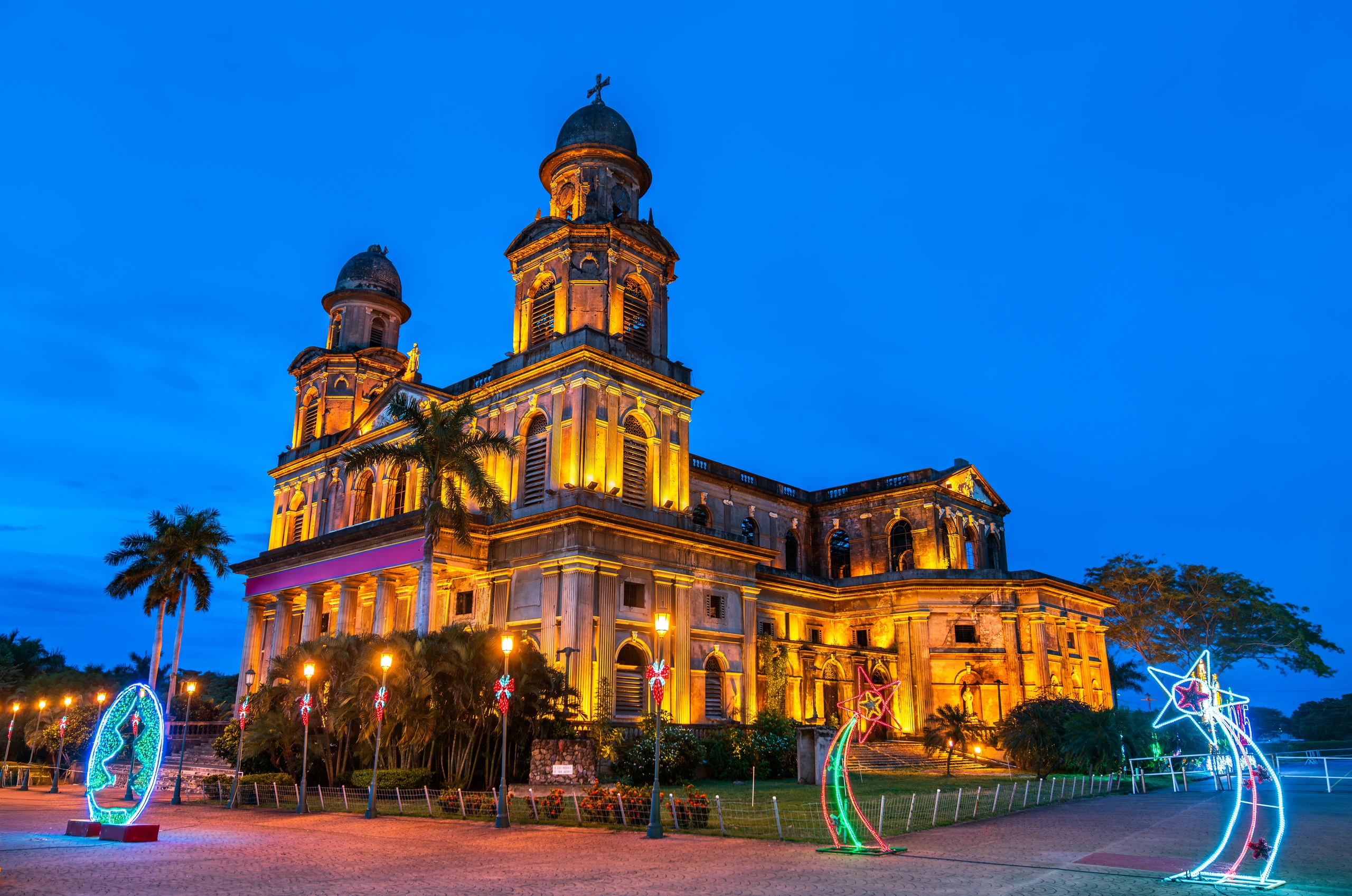 Gamla katedralen i Managua på natten, Nicaragua