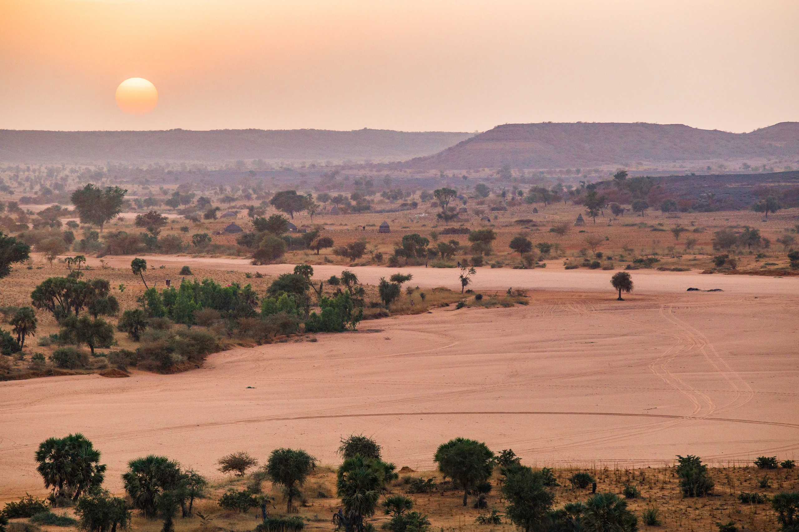 Solnedgång över Sahel vid Niamey, Niger