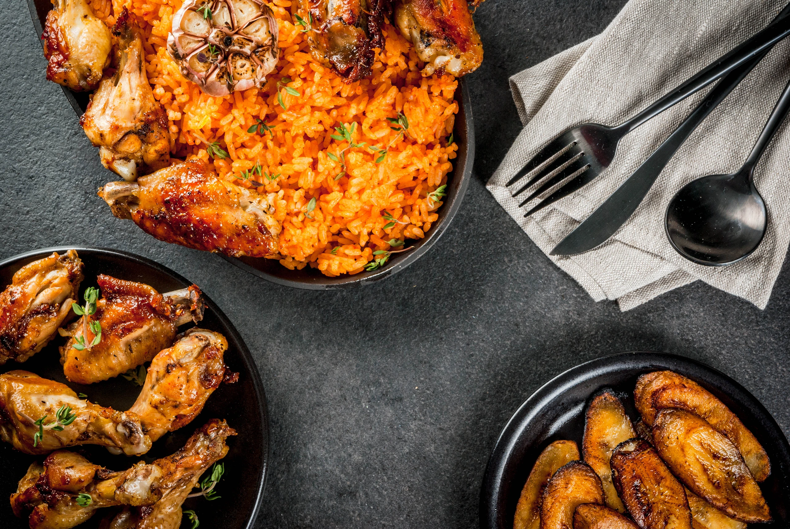 Jollof rice med kyckling och plantain, Nigeria