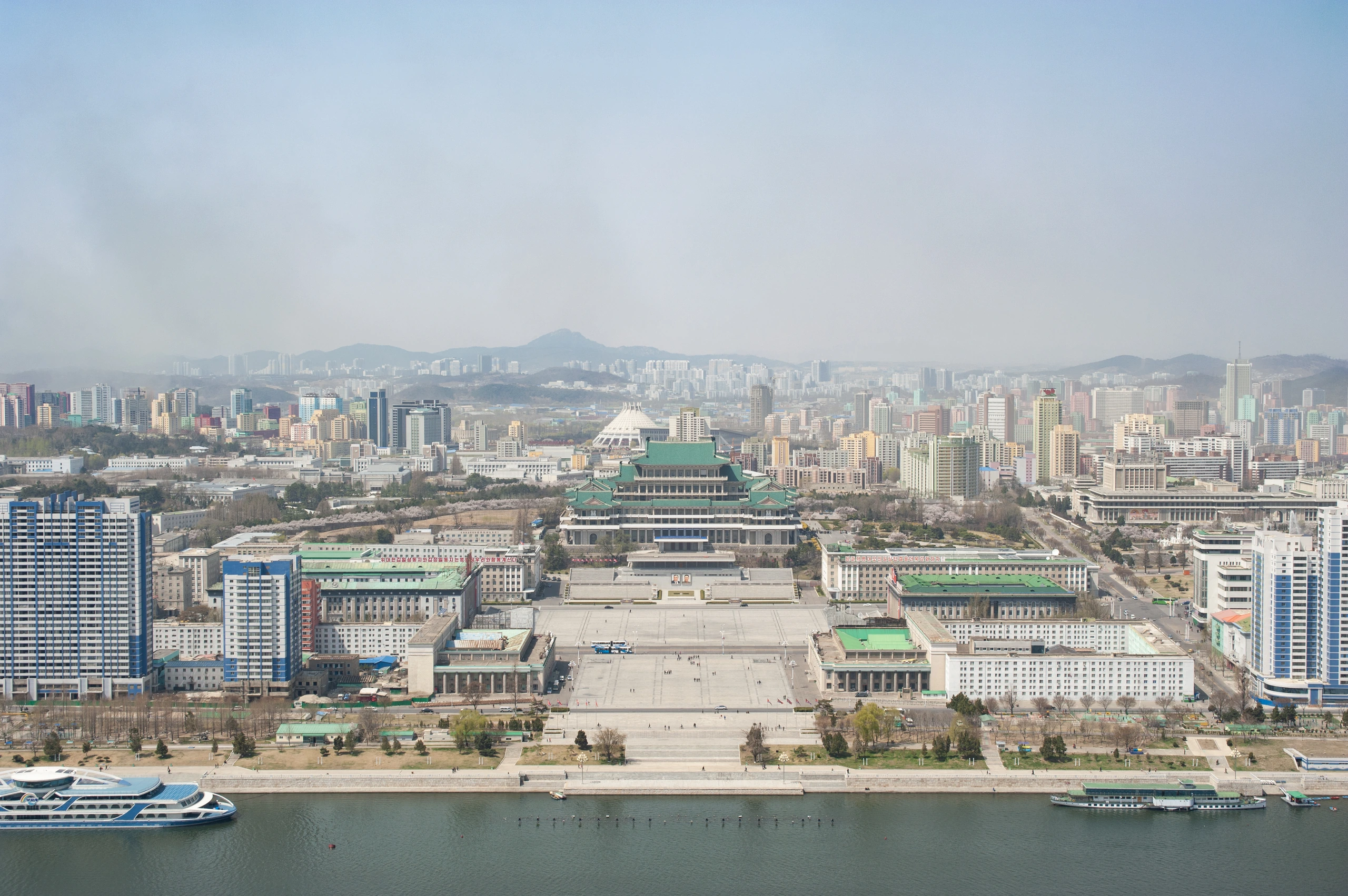 Vy över centrala Pyongyang från Juche Tower, Nordkorea
