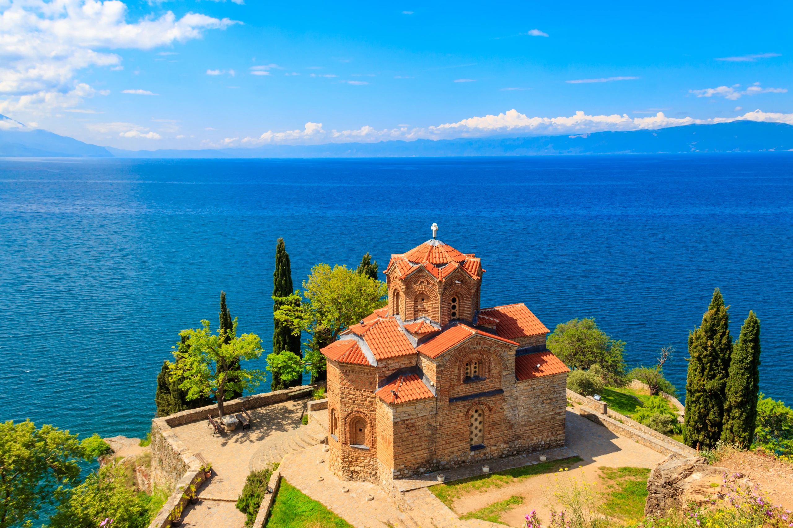 Kyrkan St. John at Kaneo och sjön Ohrid i Ohrid, Nordmakedonien